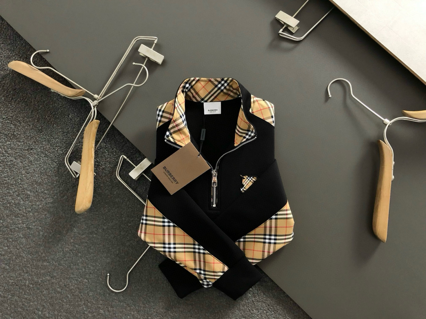 NO:596841,BBR* fit version M-XXXL 2025 Autumn and Winter Yunrou series zipper plaid fusion knight logo lining brushed fashion versatile stand-up collar sweatshirt long sleeves, exquisite crafts counter fabrics, top-notch elements, complete 3 standards, trendy men's fashion, both upper body comfort and unparalleled existence 170-135 (M) 175-150 (L)  178-160(XL)180-170(XXL) 180-180(XXXL) your,,hoodie,sweatshirts,alexander wang19860909BBR*合身版型M-XXXL 2025秋冬云柔系列拉链格纹融合骑士logo内里拉绒时尚百搭立领卫衣长袖,精致工艺专柜面料,顶级元素融合打造,3标齐全,潮男时尚,无论是上身舒适度还是都是无可比拟的存在 170-135(M) 175-150(L) 178-160(XL)180-170(XXL) 180-180(XXXL) your,,hoodie,sweatshirts,alexander wang,Men's clothing