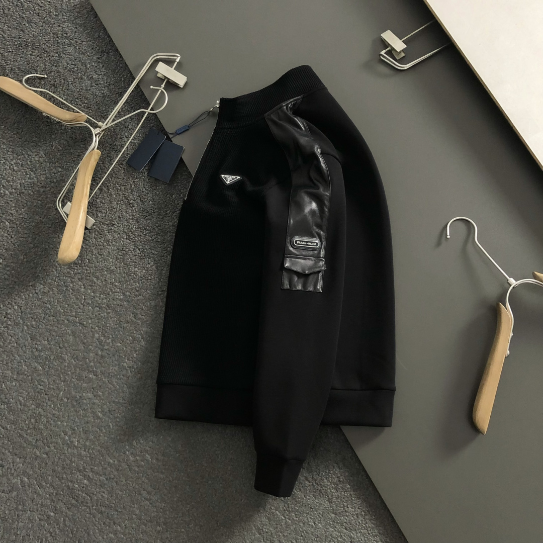 NO:596844,PRAD*fitted version M-XXXl  The 2025 autumn and winter fashion brand Yunrou genuine leather splicing sweatshirt is mainly decorated with classic triangle elements and cleverly integrated with metal zipper pocket elements to break the monotony of traditional sweatshirts and highlight individuality and uninhibitedness. The three-dimensional tailoring fits the body shape and the design is neat and stylish. It can easily lengthen the leg lines and create a casual and free leisure style.  Style. The high-quality fabric is stiff and wear-resistant, breathable and comfortable, suitable for daily outings or light outdoor scenes. Detailed webbing embellishments add a fashionable texture. Whether it is a casual look with T-shirts and jeans, or a mixed style layered, it can be easily controlled. It is an indispensable fashion item in the autumn and winter transition seasons.  Available now for sale M-XXXL,,prada,hoodie,sweatshirts,jeans,tees,t-shirt,alexander wang19860909PRAD*合身版型M-XXXl 2025秋冬潮牌云柔真皮拼接卫衣,以经典三角元素融点缀为主调,巧妙融入金属拉链口袋元素,打破传统卫衣的单调感,彰显个性与不羁.立体剪裁贴合身形,设计利落有型,轻松拉长腿部线条,打造随性洒脱的休闲风格.优质面料挺括耐磨,兼具透气性与舒适感,适合日常出街或轻户外场景.细节织带点缀,增添时尚质感,无论是搭配T恤牛仔裤的休闲look,还是叠的混搭风,都能轻松驾驭,是秋冬过渡季不可或缺的时尚单品. 现货发售发售M-XXXL,,prada,hoodie,sweatshirts,jeans,tees，t-shirt,alexander wang,Men's clothing