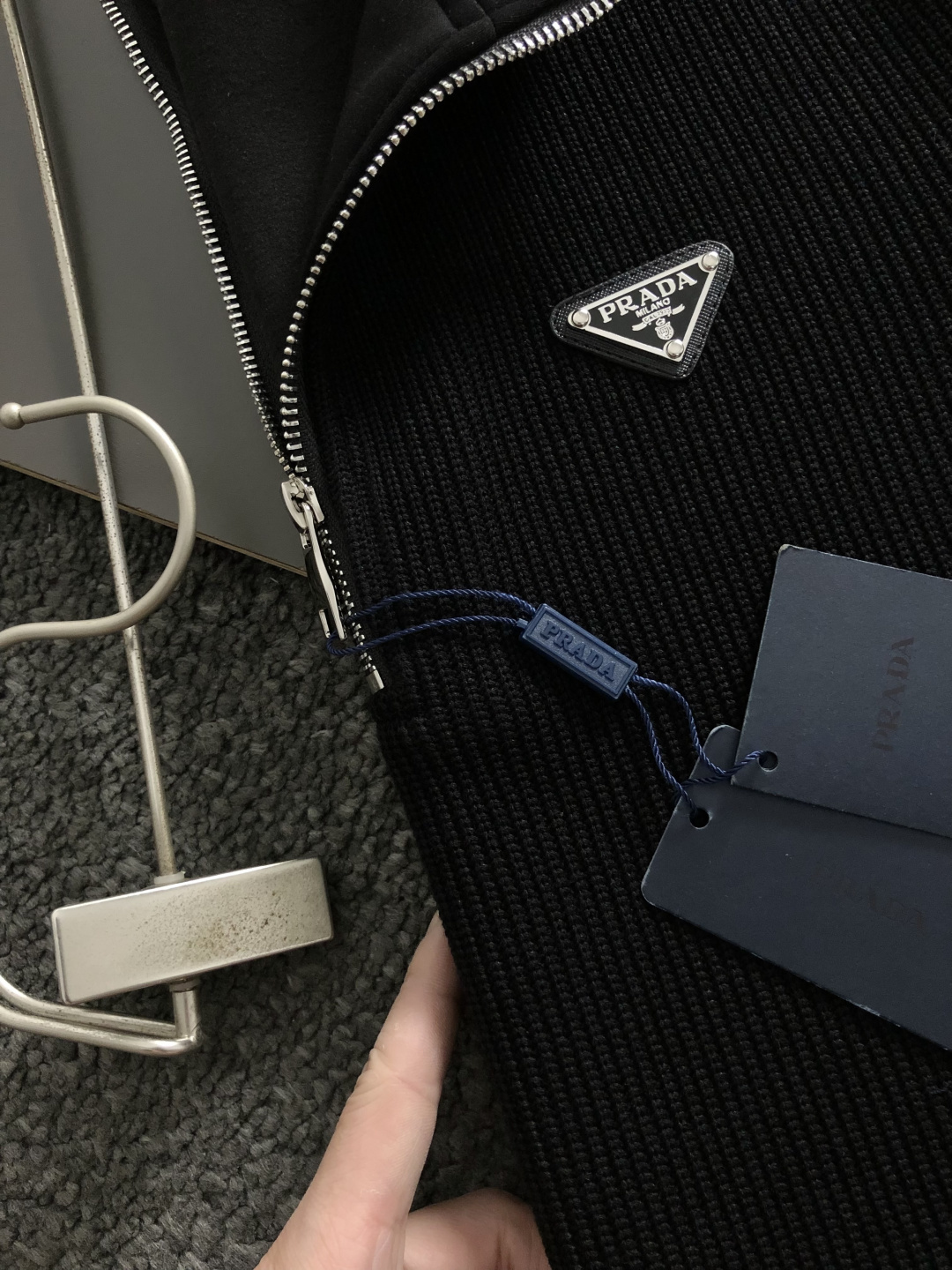 PRAD*合身版型M-XXXl2025秋冬潮牌云柔真皮拼接卫衣，以经典三角元素融点缀为主调，巧妙融入金属