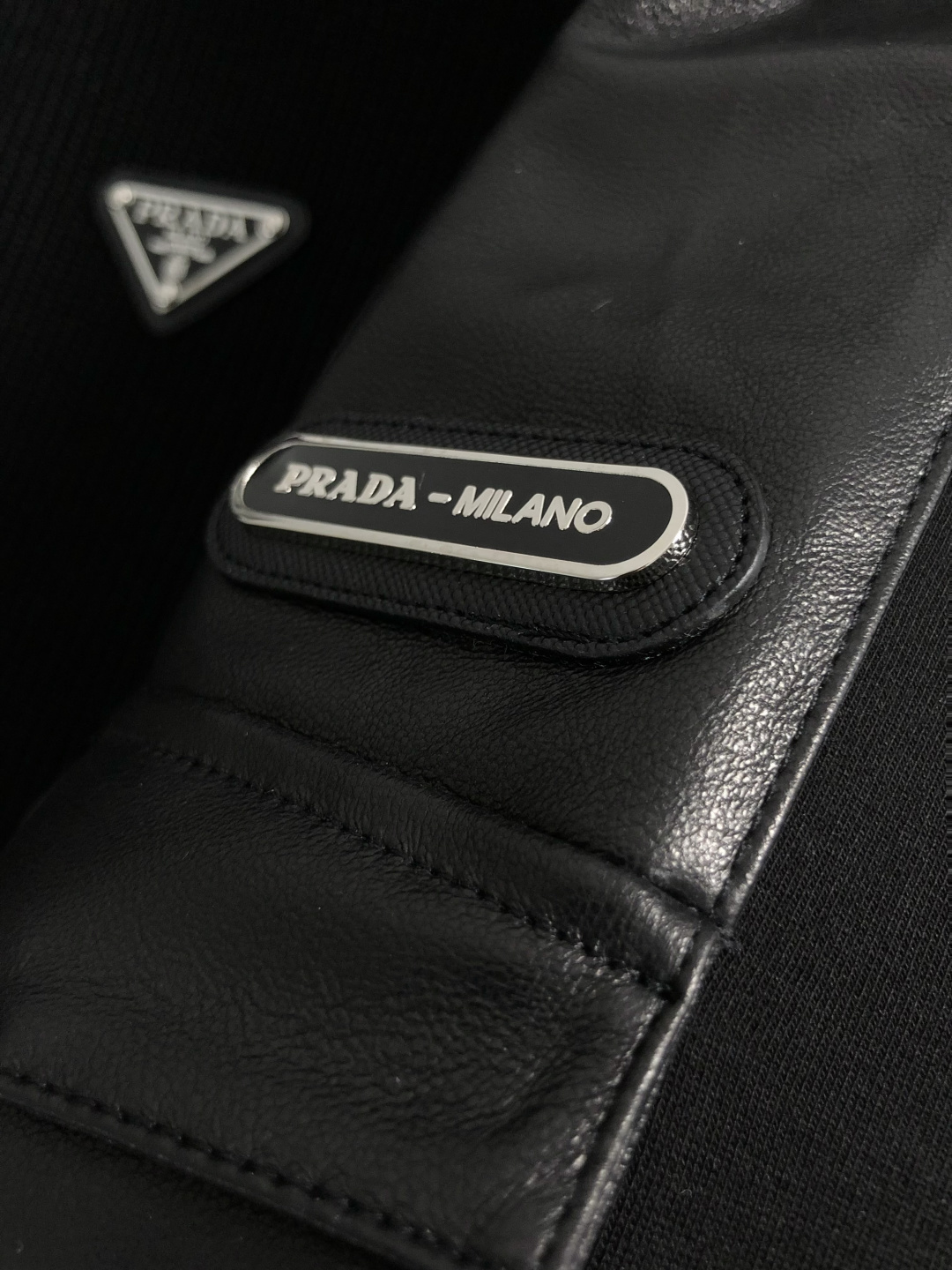 PRAD*合身版型M-XXXl2025秋冬潮牌云柔真皮拼接卫衣，以经典三角元素融点缀为主调，巧妙融入金属