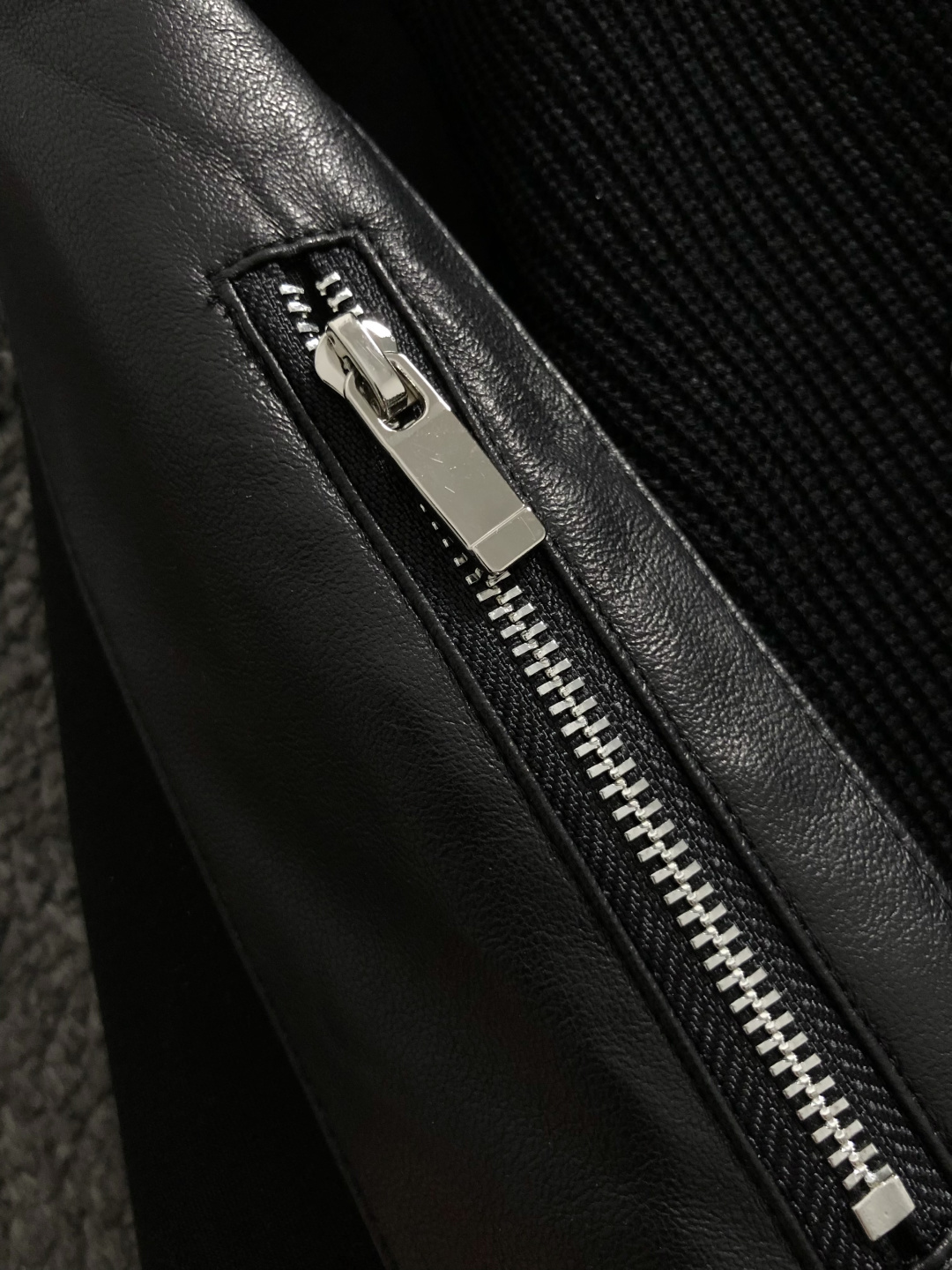 PRAD*合身版型M-XXXl2025秋冬潮牌云柔真皮拼接卫衣，以经典三角元素融点缀为主调，巧妙融入金属