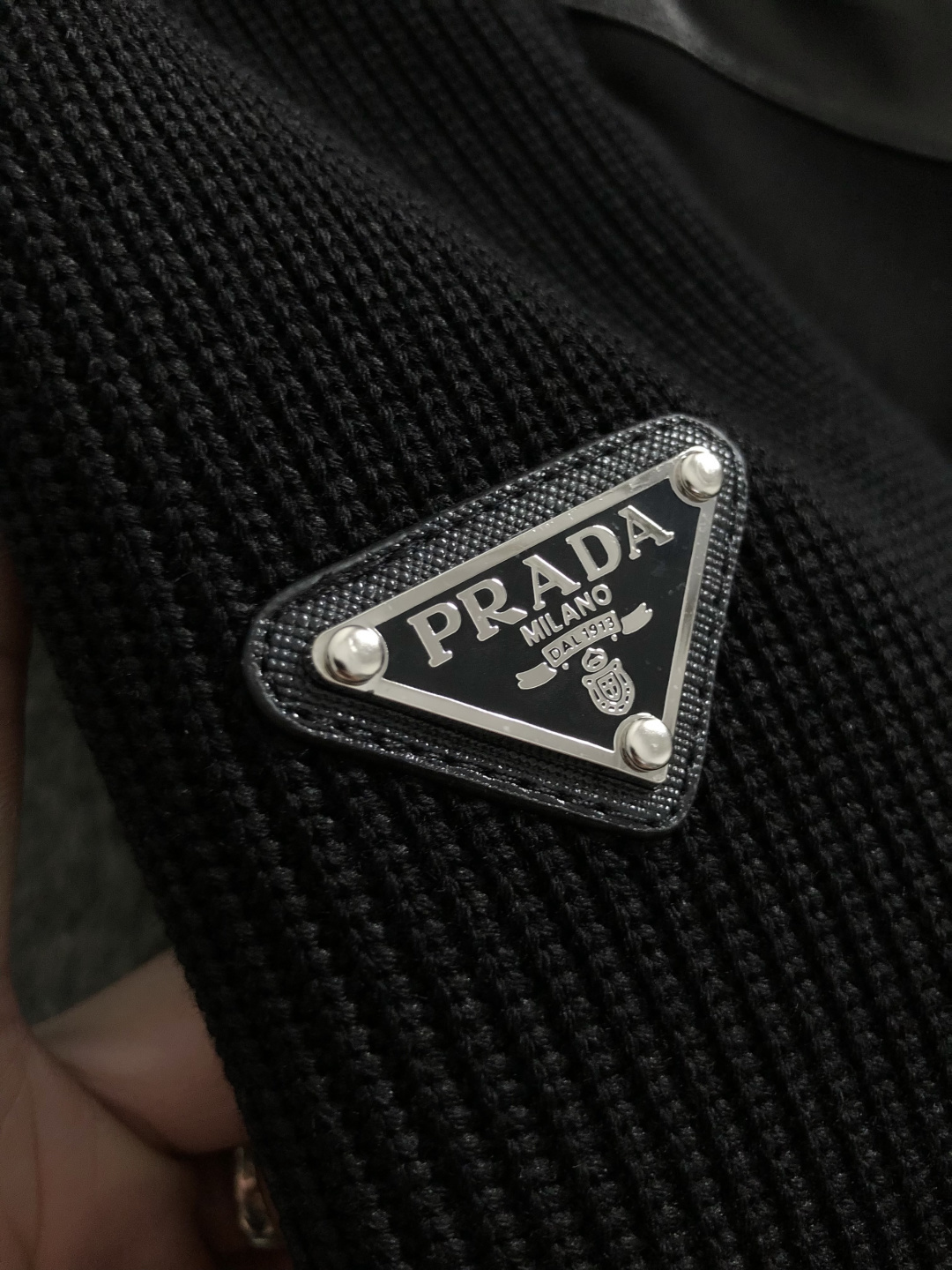 PRAD*合身版型M-XXXl2025秋冬潮牌云柔真皮拼接卫衣，以经典三角元素融点缀为主调，巧妙融入金属