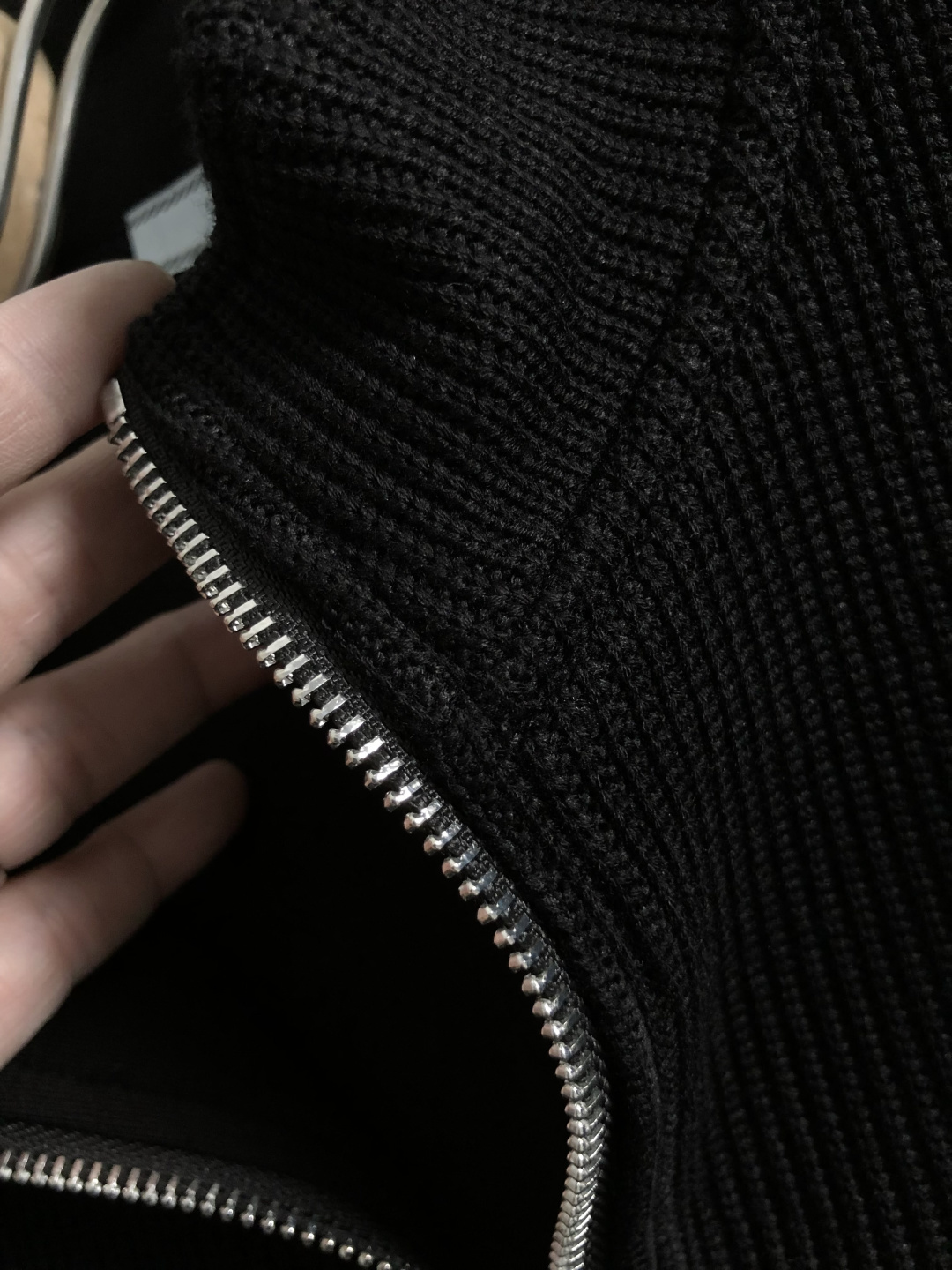 PRAD*合身版型M-XXXl2025秋冬潮牌云柔真皮拼接卫衣，以经典三角元素融点缀为主调，巧妙融入金属