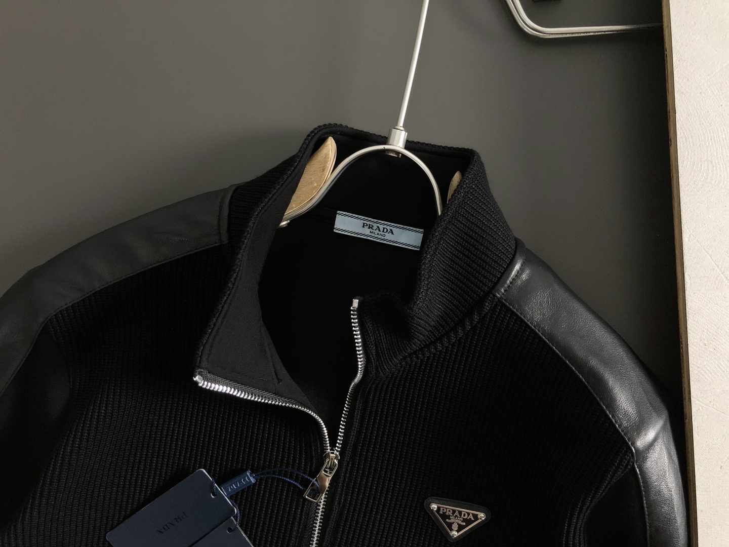 PRAD*合身版型M-XXXl2025秋冬潮牌云柔真皮拼接卫衣，以经典三角元素融点缀为主调，巧妙融入金属