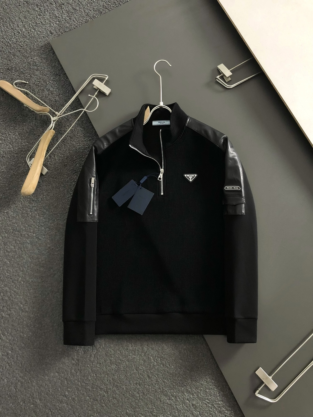 PRAD*合身版型M-XXXl2025秋冬潮牌云柔真皮拼接卫衣，以经典三角元素融点缀为主调，巧妙融入金属