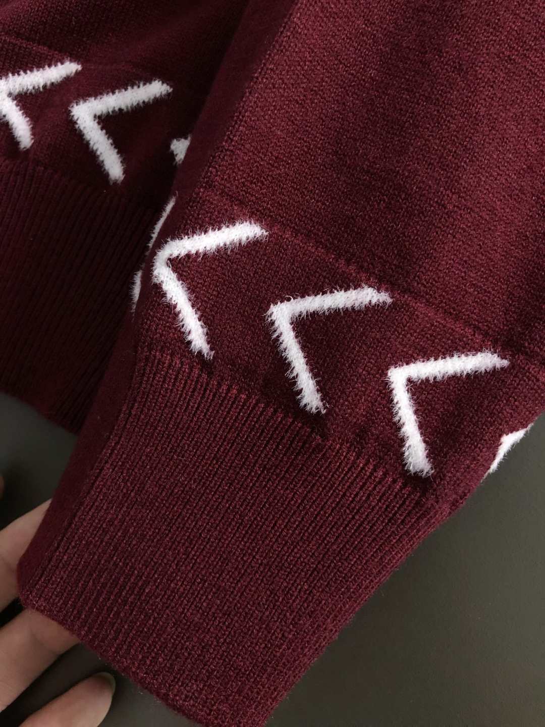 PRAD*合身版型M-xxxl2025秋冬潮牌撞色羊毛衫，以立体滴胶工艺元素融点缀为主调，巧妙融入挂毛箭