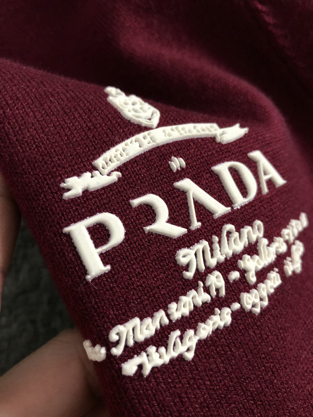 PRAD*合身版型M-xxxl2025秋冬潮牌撞色羊毛衫，以立体滴胶工艺元素融点缀为主调，巧妙融入挂毛箭