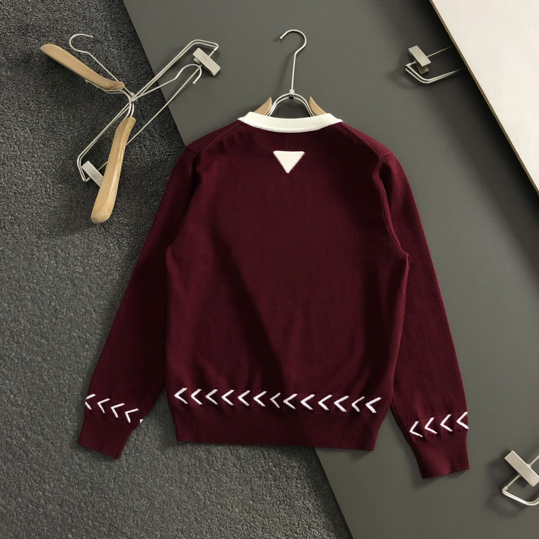 PRAD*合身版型M-xxxl2025秋冬潮牌撞色羊毛衫，以立体滴胶工艺元素融点缀为主调，巧妙融入挂毛箭