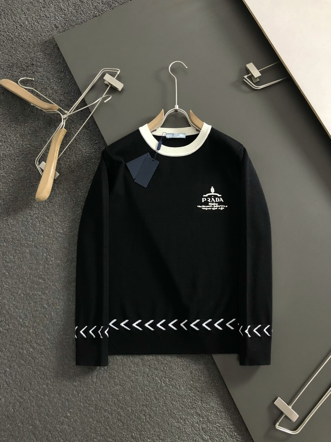 PRAD*合身版型M-xxxl2025秋冬潮牌撞色羊毛衫，以立体滴胶工艺元素融点缀为主调，巧妙融入挂毛箭