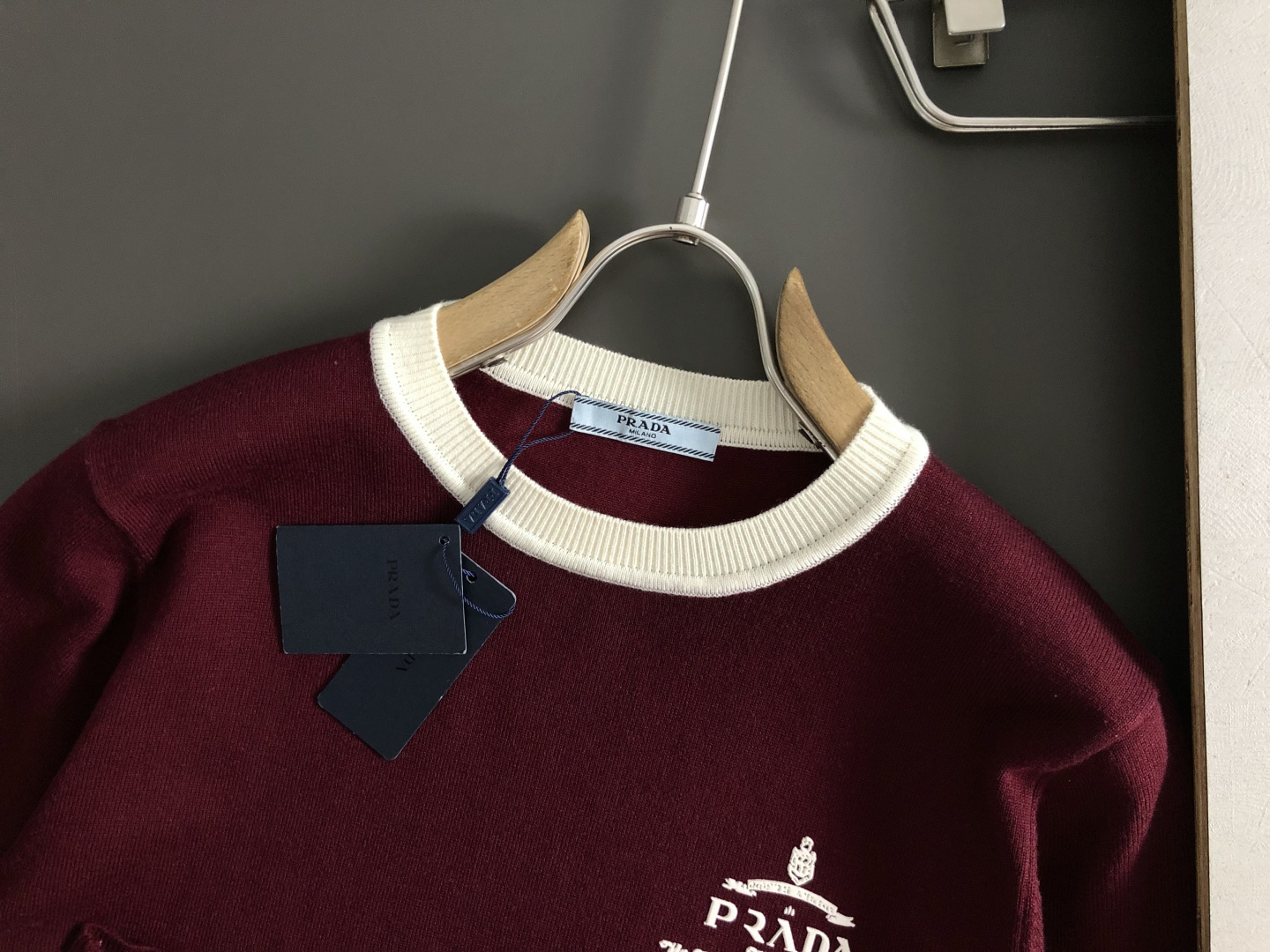 PRAD*合身版型M-xxxl2025秋冬潮牌撞色羊毛衫，以立体滴胶工艺元素融点缀为主调，巧妙融入挂毛箭