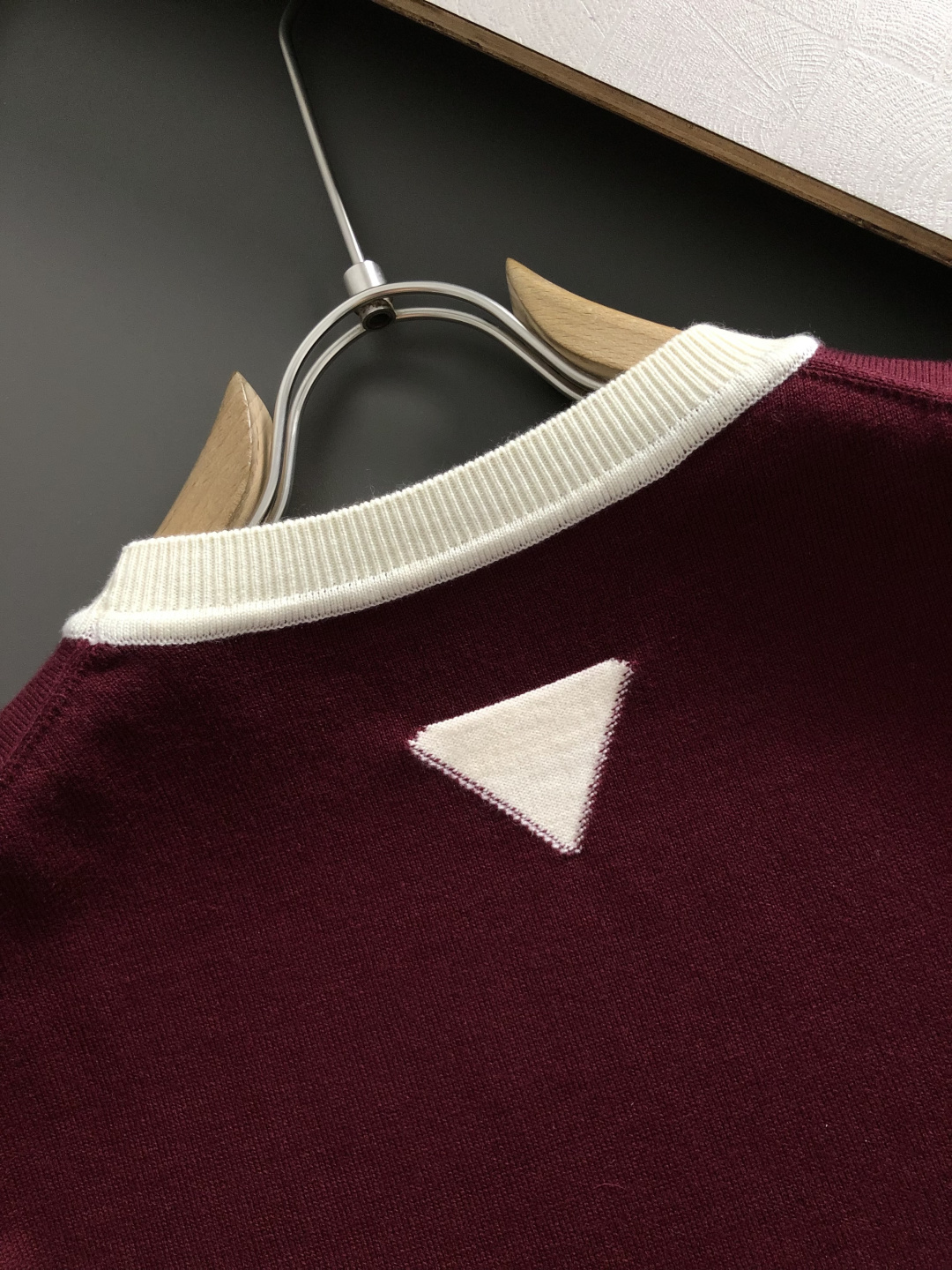 PRAD*合身版型M-xxxl2025秋冬潮牌撞色羊毛衫，以立体滴胶工艺元素融点缀为主调，巧妙融入挂毛箭