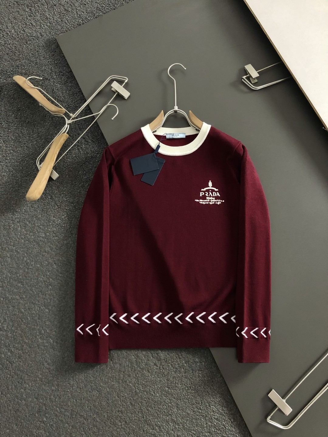 PRAD*合身版型M-xxxl2025秋冬潮牌撞色羊毛衫，以立体滴胶工艺元素融点缀为主调，巧妙融入挂毛箭