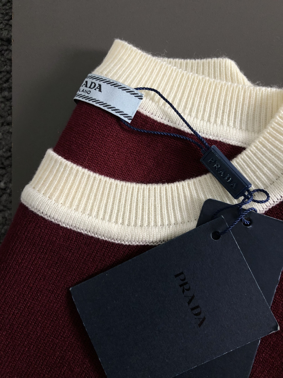 PRAD*合身版型M-xxxl2025秋冬潮牌撞色羊毛衫，以立体滴胶工艺元素融点缀为主调，巧妙融入挂毛箭