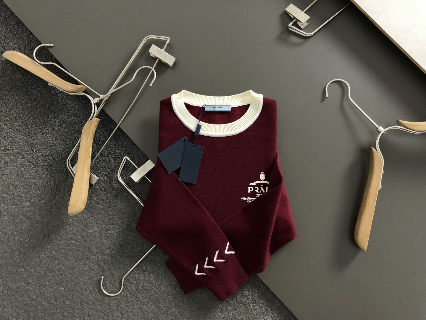 NO:596845,PRAD*fitted fit M-xxxl  The 2025 autumn and winter trendy brand contrasting color woolen sweaters are mainly decorated with three-dimensional glue craft elements and cleverly integrated with wool arrow jacquard matching elements to break the monotony of traditional wool and highlight individuality and uninhibitedness. The three-dimensional tailoring fits the body shape and the design is neat and stylish. It can easily lengthen the leg lines and create a casual and easy casual style.  .The high-quality fabric is comfortable and warm, with both thermal insulation and comfort, and is suitable for daily outings or light outdoor scenes. The triangular jacquard embellishment on the back adds a fashionable texture. Whether it is a casual look with a T-shirt and jeans, or a layered mix and match style, it can be easily controlled. It is an indispensable fashion item in the autumn and winter transition seasons.  Spot color black burgundy, prada, jeans, tees, t-shirt, alexander wang19860909PRAD*合身版型M-xxxl 2025秋冬潮牌撞色羊毛衫,以立体滴胶工艺元素融点缀为主调,巧妙融入挂毛箭头提花搭配元素,打破传统羊毛的单调感,彰显个性与不羁.立体剪裁贴合身形,设计利落有型,轻松拉长腿部线条,打造随性洒脱的休闲风格.优质面料舒适保暖,兼具保温性与舒适感,适合日常出街或轻户外场景.细节后背三角提花点缀,增添时尚质感,无论是搭配T恤牛仔裤的休闲look,还是叠的混搭风,都能轻松驾驭,是秋冬过渡季不可或缺的时尚单品. 现货颜色 黑色 酒红色,,prada,jeans,tees，t-shirt,alexander wang,Men's clothing