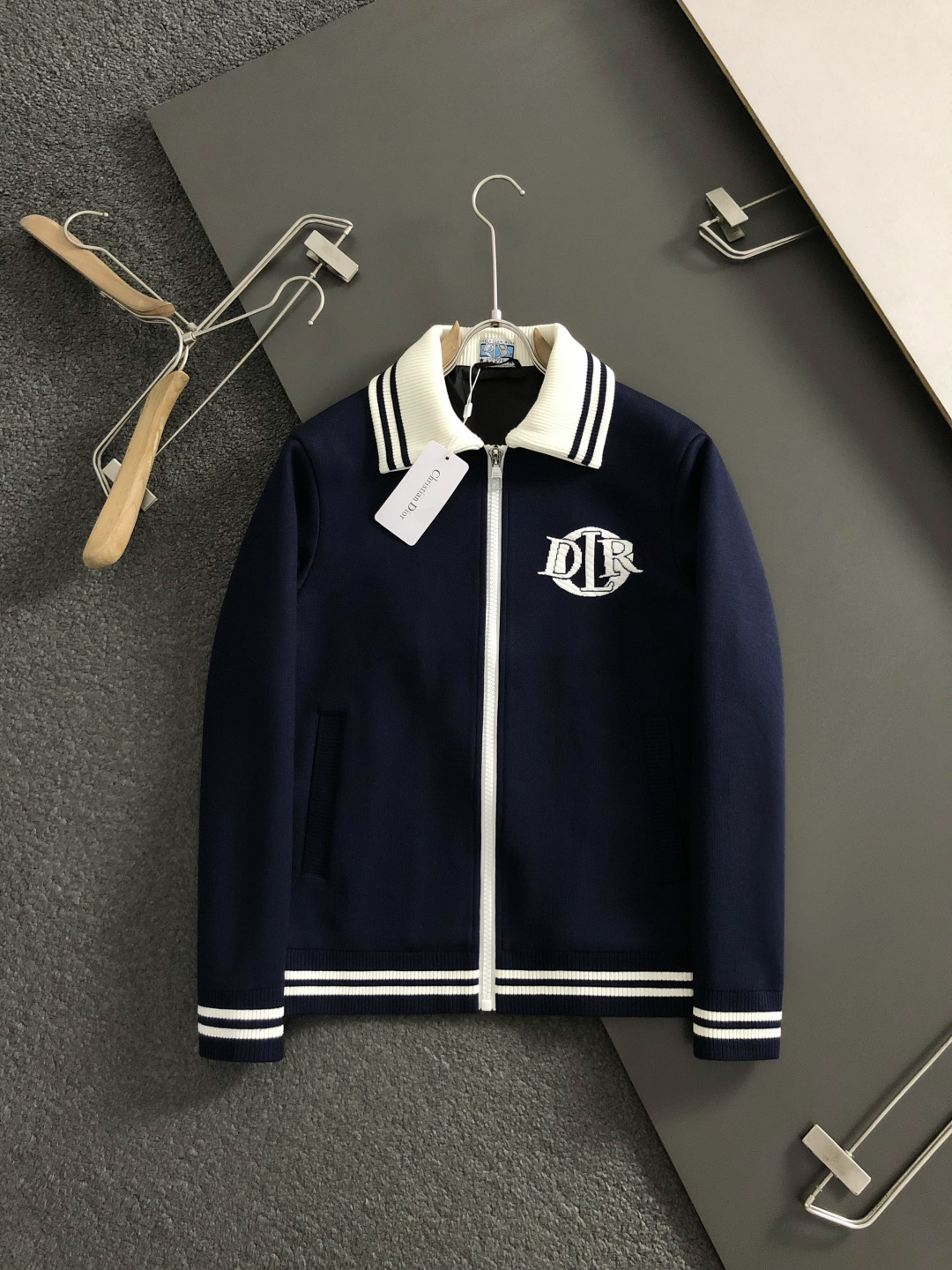 Dir*合身版型M-XXXl2025秋冬潮牌羊毛提花外套，以经典CD大元素融点缀为主调，巧妙专柜五金元素