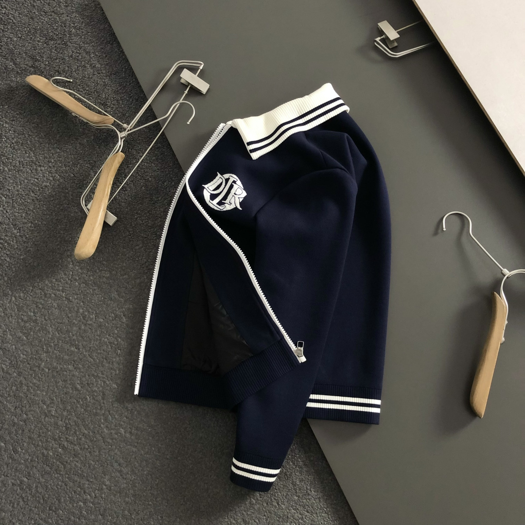 NO:596859,Dir*fitted fit M-XXXl  The 2025 autumn and winter trendy brand wool jacquard jacket is mainly decorated with classic CD elements and clever counter hardware elements to break the monotony of traditional jackets and highlight individuality and uninhibitedness. The three-dimensional tailoring fits the body shape and the design is neat and stylish. It can easily lengthen the leg lines and create a casual and easy casual style.  The high-quality fabric is stiff and wear-resistant, breathable and comfortable, and is suitable for daily outings or light outdoor scenes. The detailed webbing embellishments add a fashionable texture. Whether it is a casual look with T-shirts and jeans, or a mixed style with layers, it can be easily managed. It is an indispensable fashion item in the autumn and winter transition seasons.  Available now for sale M-XXXL,,jeans,jackets & coats,tees,t-shirt,alexander wang19860909Dir*合身版型M-XXXl 2025秋冬潮牌羊毛提花外套,以经典CD大元素融点缀为主调,巧妙专柜五金元素,打破传统外套的单调感,彰显个性与不羁.立体剪裁贴合身形,设计利落有型,轻松拉长腿部线条,打造随性洒脱的休闲风格.优质面料挺括耐磨,兼具透气性与舒适感,适合日常出街或轻户外场景.细节织带点缀,增添时尚质感,无论是搭配T恤牛仔裤的休闲look,还是叠的混搭风,都能轻松驾驭,是秋冬过渡季不可或缺的时尚单品. 现货发售发售M-XXXL,,jeans,jackets & coats,tees，t-shirt,alexander wang,Men's clothing