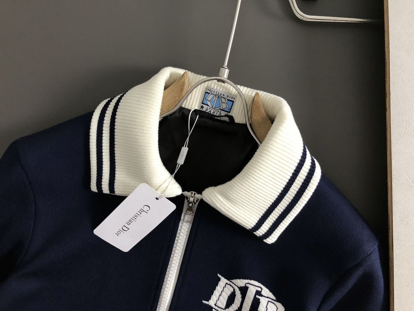 Dir*合身版型M-XXXl2025秋冬潮牌羊毛提花外套，以经典CD大元素融点缀为主调，巧妙专柜五金元素