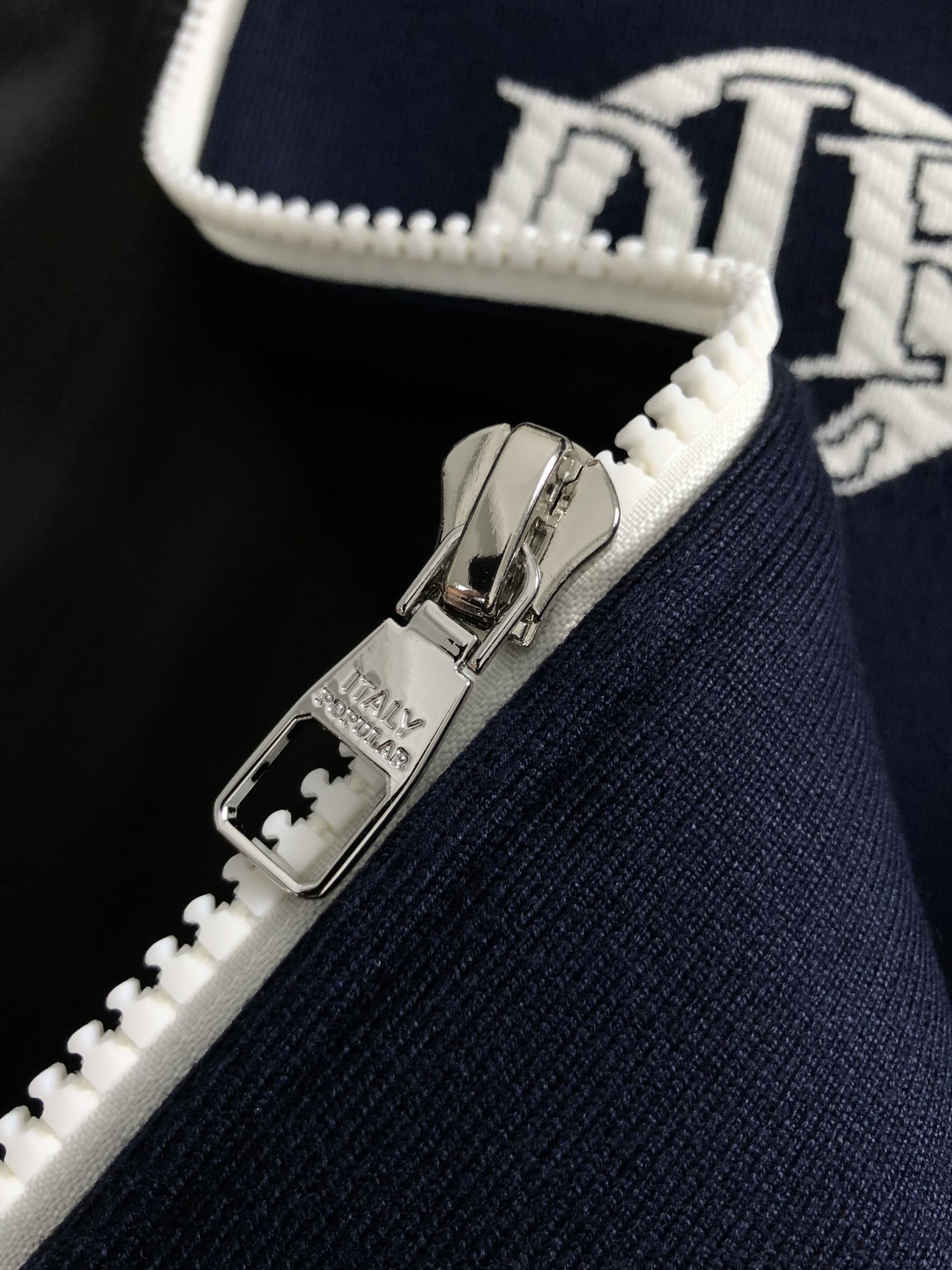 Dir*合身版型M-XXXl2025秋冬潮牌羊毛提花外套，以经典CD大元素融点缀为主调，巧妙专柜五金元素