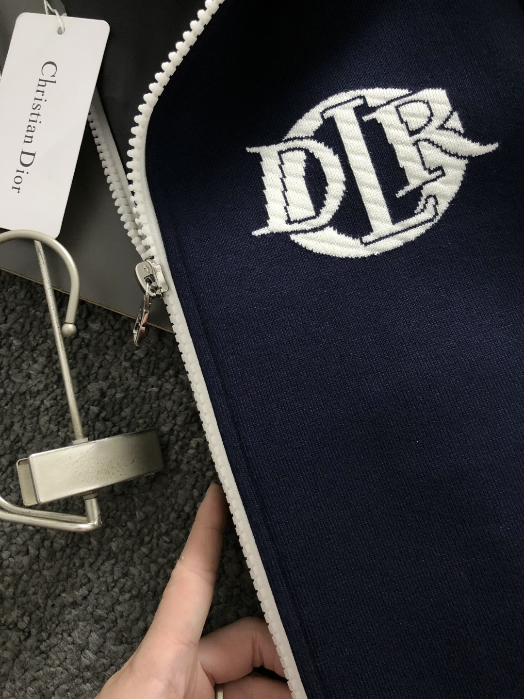 Dir*合身版型M-XXXl2025秋冬潮牌羊毛提花外套，以经典CD大元素融点缀为主调，巧妙专柜五金元素