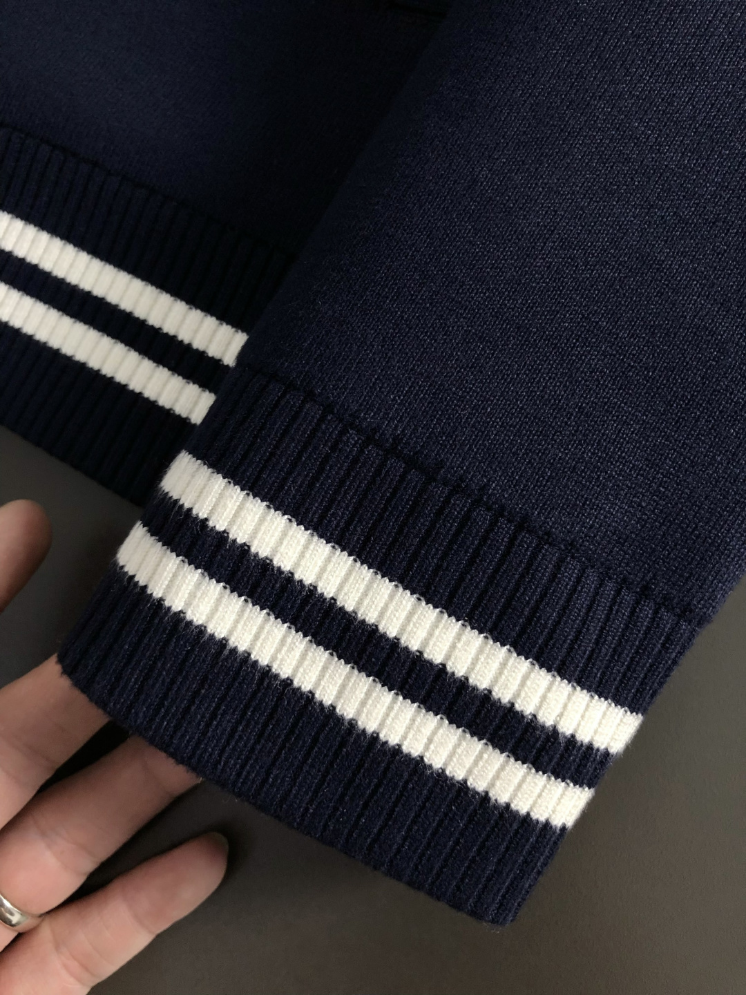 Dir*合身版型M-XXXl2025秋冬潮牌羊毛提花外套，以经典CD大元素融点缀为主调，巧妙专柜五金元素