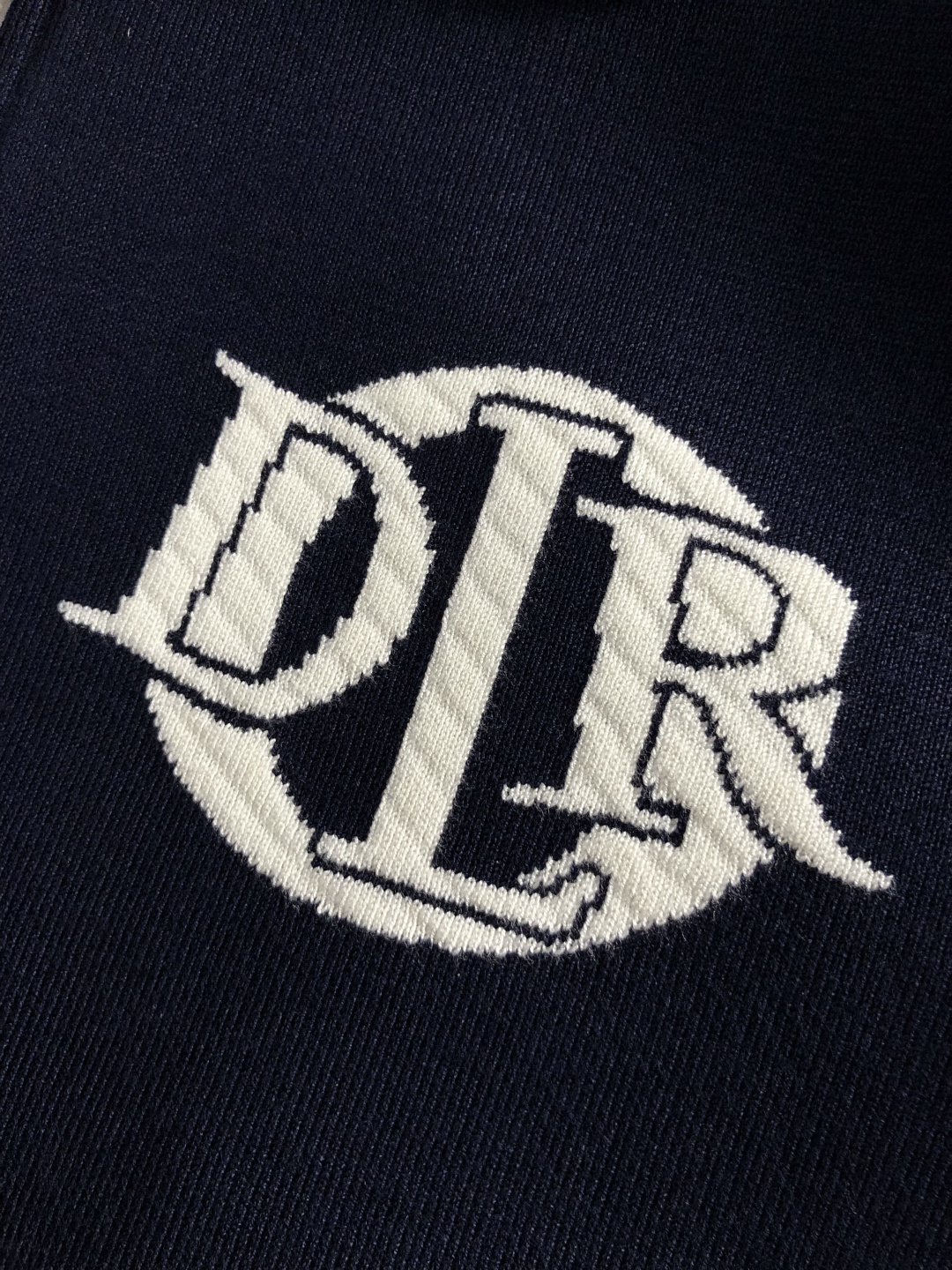 Dir*合身版型M-XXXl2025秋冬潮牌羊毛提花外套，以经典CD大元素融点缀为主调，巧妙专柜五金元素