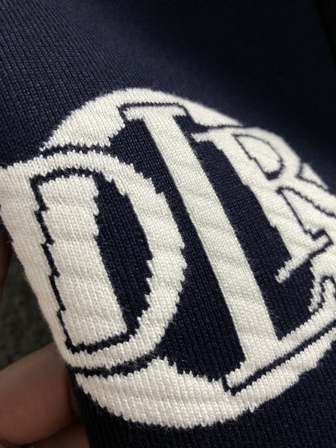 Dir*合身版型M-XXXl2025秋冬潮牌羊毛提花外套，以经典CD大元素融点缀为主调，巧妙专柜五金元素