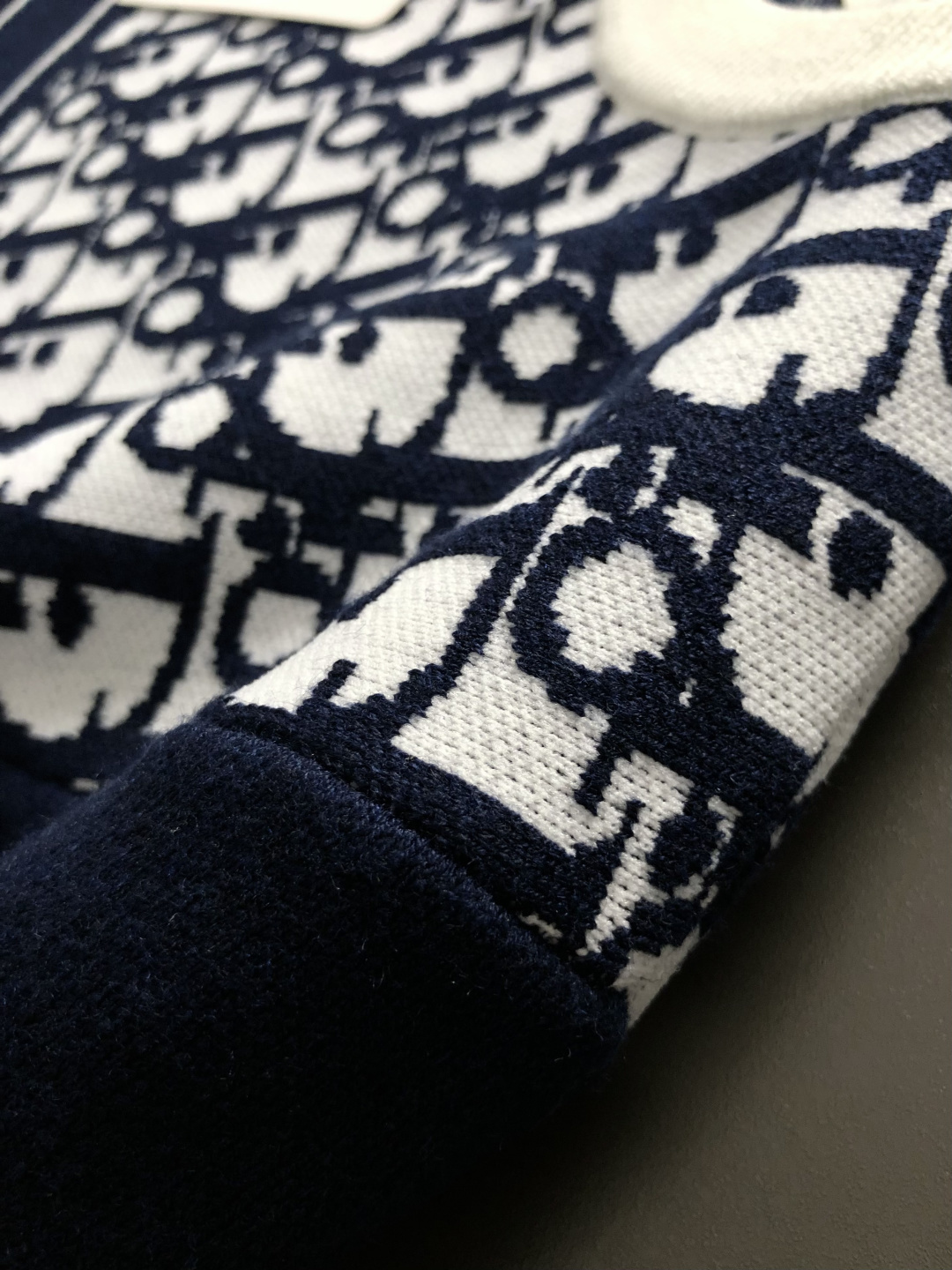 Dir*合身版型M-XXXl2025秋冬潮牌羊毛衫，以蓝白字母提花点缀为主调，巧妙融入撞色字母元素，后幅