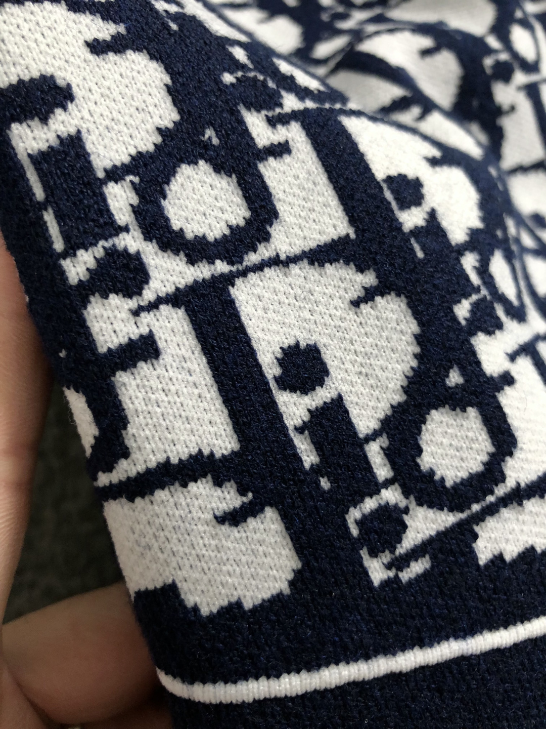 Dir*合身版型M-XXXl2025秋冬潮牌羊毛衫，以蓝白字母提花点缀为主调，巧妙融入撞色字母元素，后幅