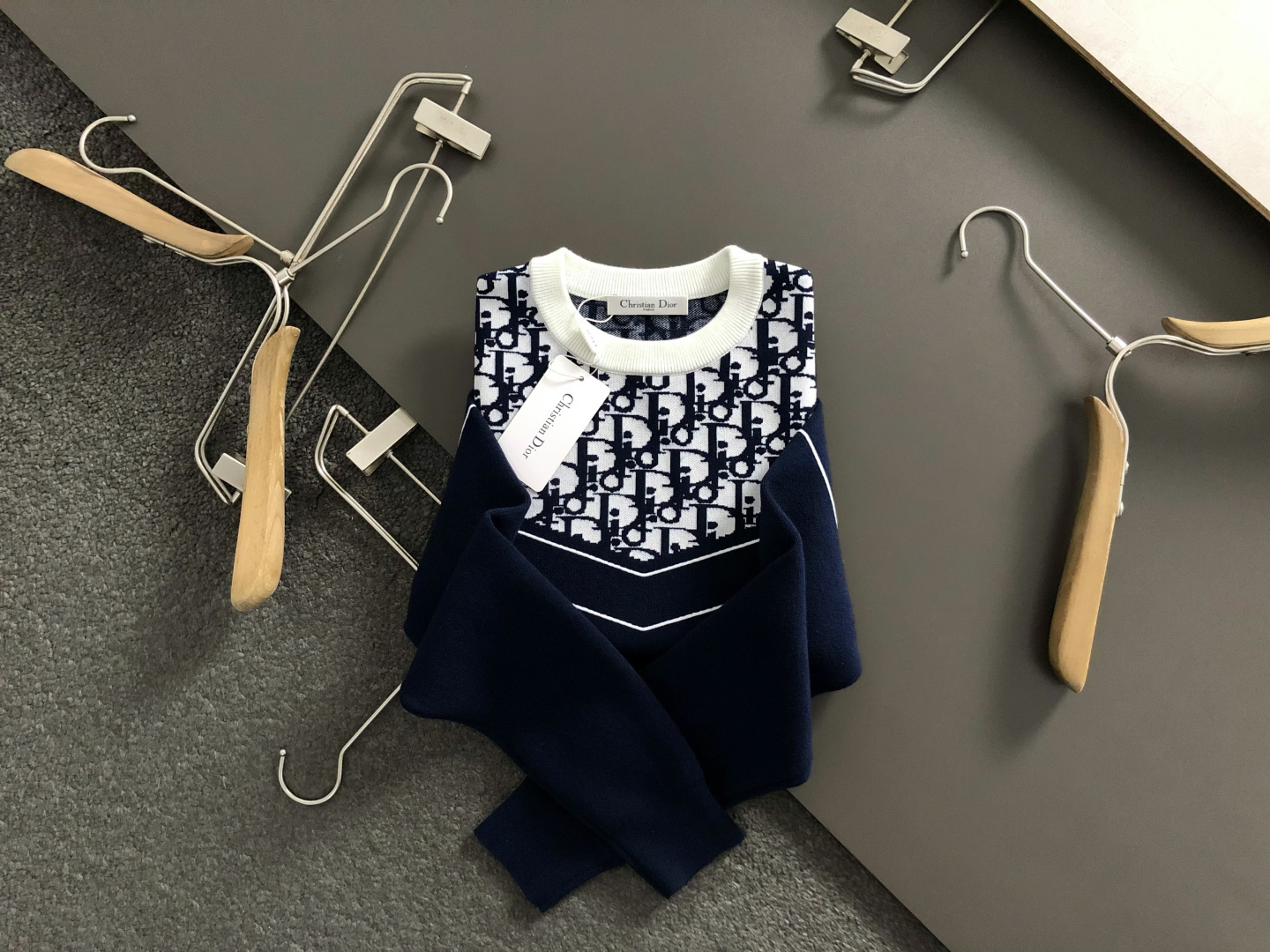 NO:596861,Dir*fitted fit M-XXXl  The 2025 autumn and winter trendy cardigan is mainly decorated with jacquard embellishments of blue and white letters, and cleverly incorporates contrasting letter elements. The jacquard arranged all over the back breaks the monotony of traditional woolen sweaters, highlighting individuality and uninhibitedness. The three-dimensional tailoring fits the body shape, and the design is neat and stylish, easily elongating the leg lines, creating a casual and free leisure style.  Style. The high-quality fabric is stiff and wear-resistant, breathable and comfortable, suitable for daily outings or light outdoor scenes. Detailed webbing embellishments add a fashionable texture. Whether it is a casual look with T-shirts and jeans, or a mixed style layered, it can be easily controlled. It is an indispensable fashion item in the autumn and winter transition seasons.  Available now for sale M-XXXL,,jeans,tees,t-shirt,alexander wang19860909Dir*合身版型M-XXXl 2025秋冬潮牌羊毛衫,以蓝白字母提花点缀为主调,巧妙融入撞色字母元素,后幅满幅排列提花打破传统羊毛衫的单调感,彰显个性与不羁.立体剪裁贴合身形,设计利落有型,轻松拉长腿部线条,打造随性洒脱的休闲风格.优质面料挺括耐磨,兼具透气性与舒适感,适合日常出街或轻户外场景.细节织带点缀,增添时尚质感,无论是搭配T恤牛仔裤的休闲look,还是叠的混搭风,都能轻松驾驭,是秋冬过渡季不可或缺的时尚单品. 现货发售发售M-XXXL,,jeans,tees，t-shirt,alexander wang,Men's clothing