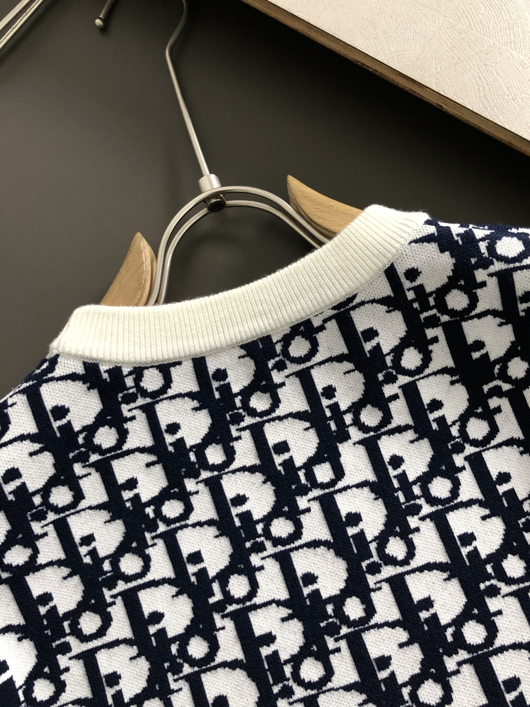 Dir*合身版型M-XXXl2025秋冬潮牌羊毛衫，以蓝白字母提花点缀为主调，巧妙融入撞色字母元素，后幅