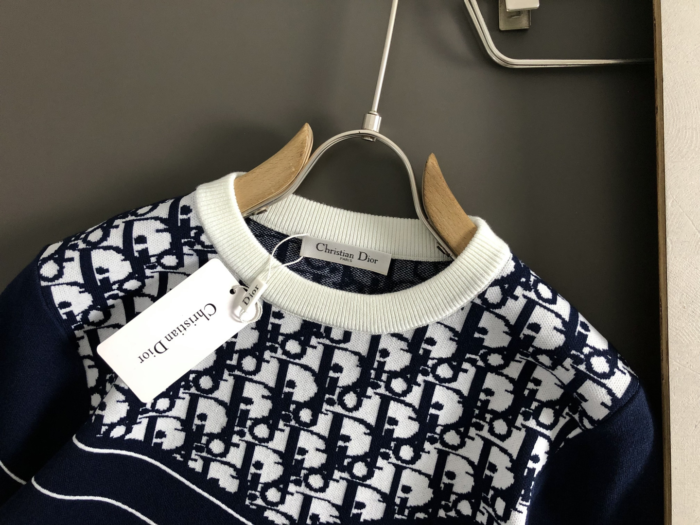 Dir*合身版型M-XXXl2025秋冬潮牌羊毛衫，以蓝白字母提花点缀为主调，巧妙融入撞色字母元素，后幅