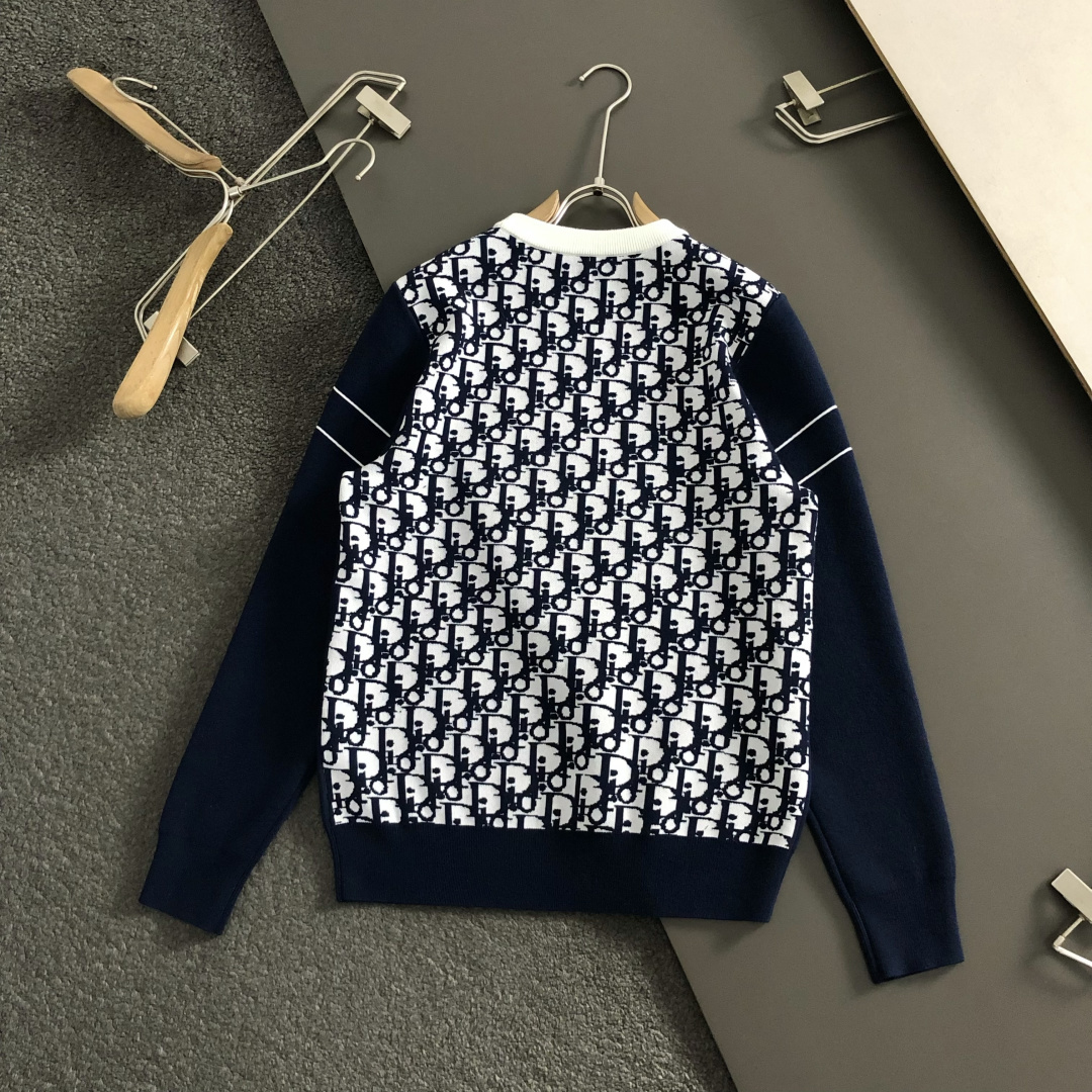 Dir*合身版型M-XXXl2025秋冬潮牌羊毛衫，以蓝白字母提花点缀为主调，巧妙融入撞色字母元素，后幅