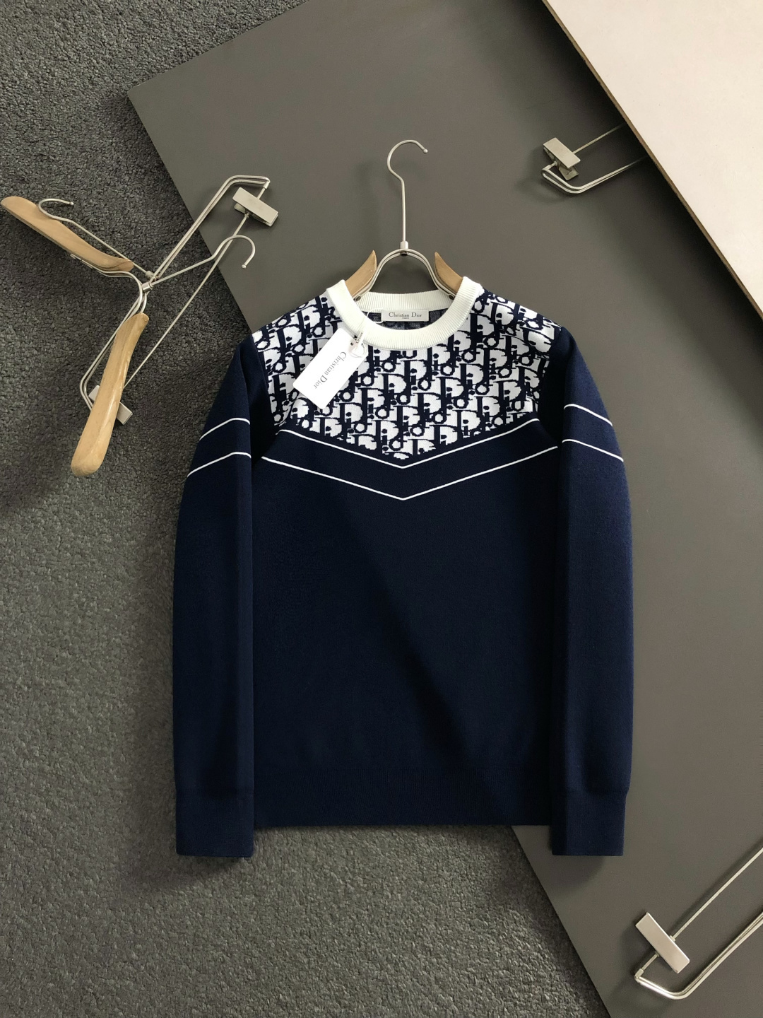Dir*合身版型M-XXXl2025秋冬潮牌羊毛衫，以蓝白字母提花点缀为主调，巧妙融入撞色字母元素，后幅