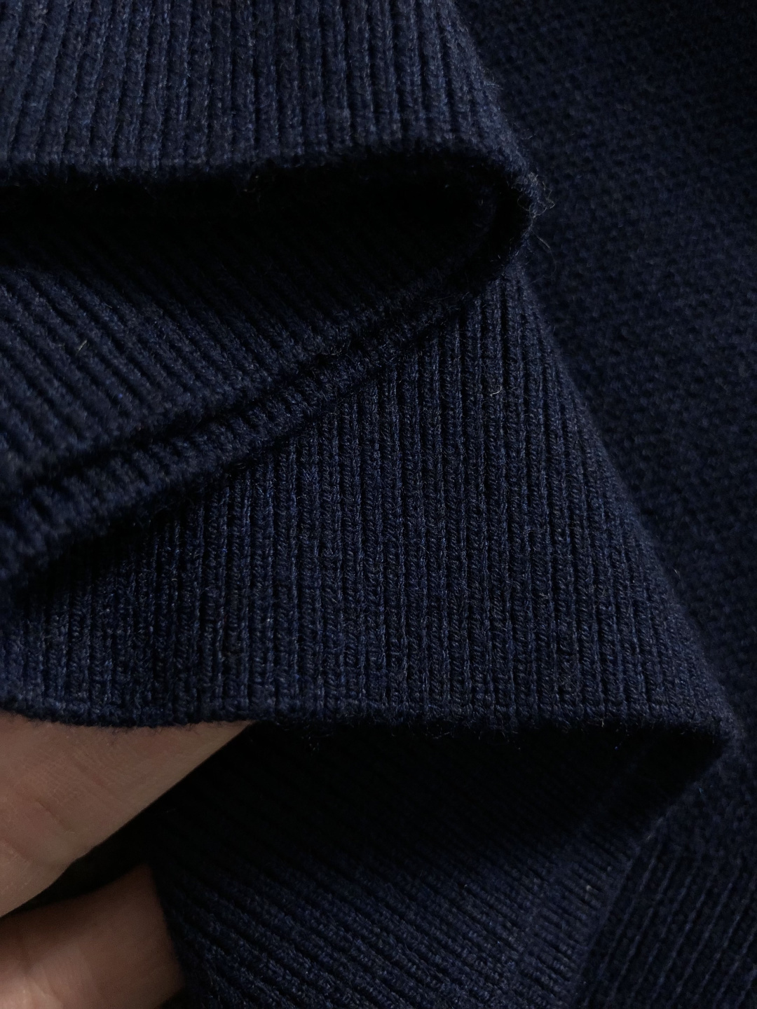 Dir*合身版型M-XXXl2025秋冬潮牌羊毛衫，以蓝白字母提花点缀为主调，巧妙融入撞色字母元素，后幅