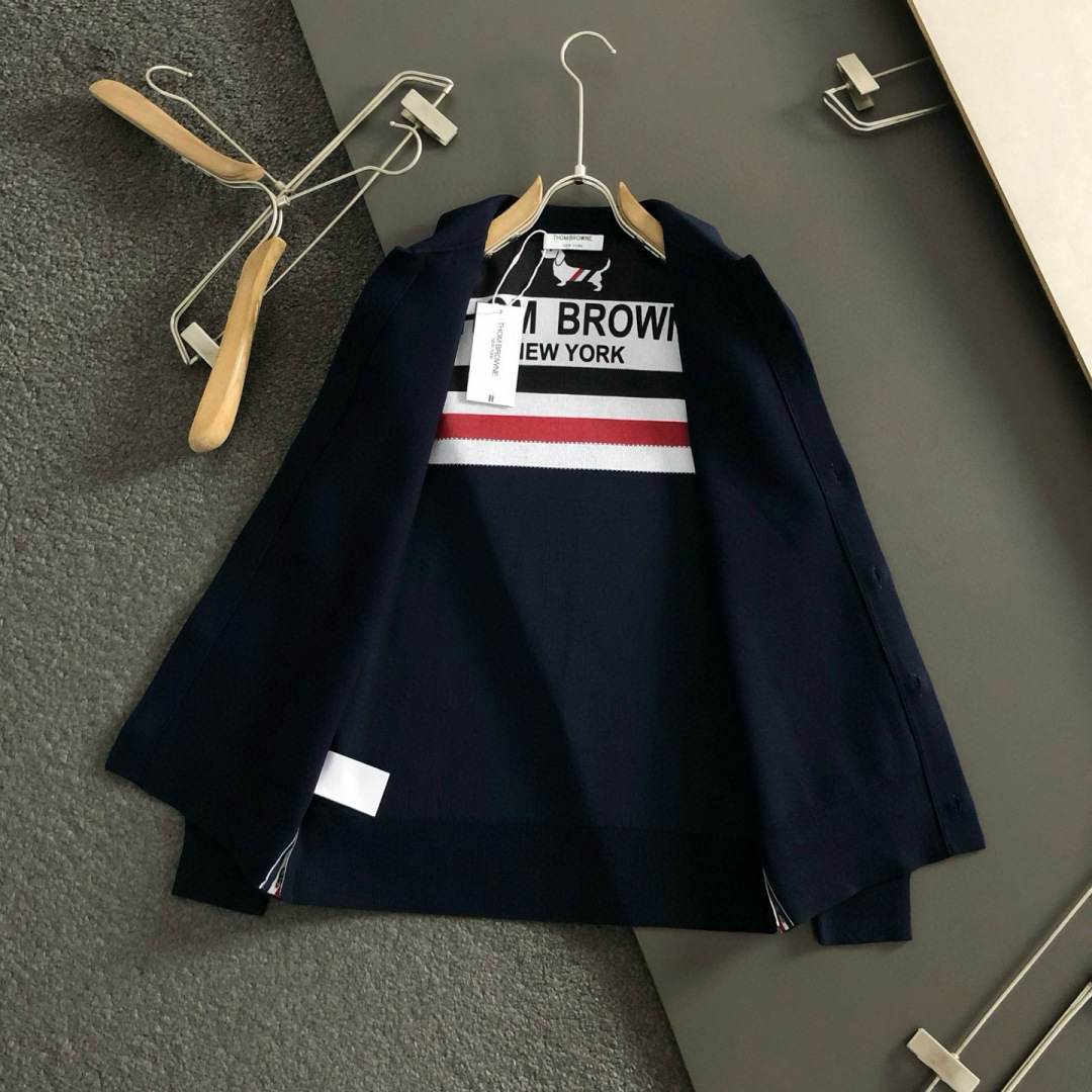 Tb*合身版型M-XXXL2025秋冬经典三杠针织羊毛纽扣外套，精致工艺专柜面料，顶级元素融合打造，3标