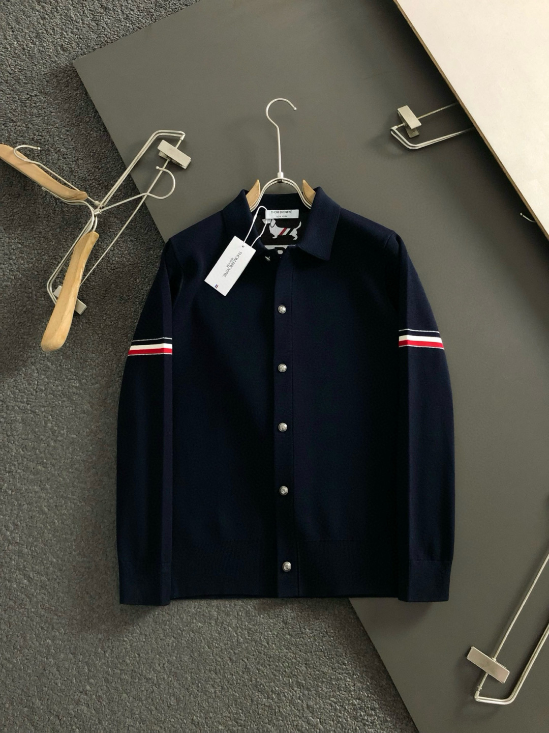 Tb*合身版型M-XXXL2025秋冬经典三杠针织羊毛纽扣外套，精致工艺专柜面料，顶级元素融合打造，3标