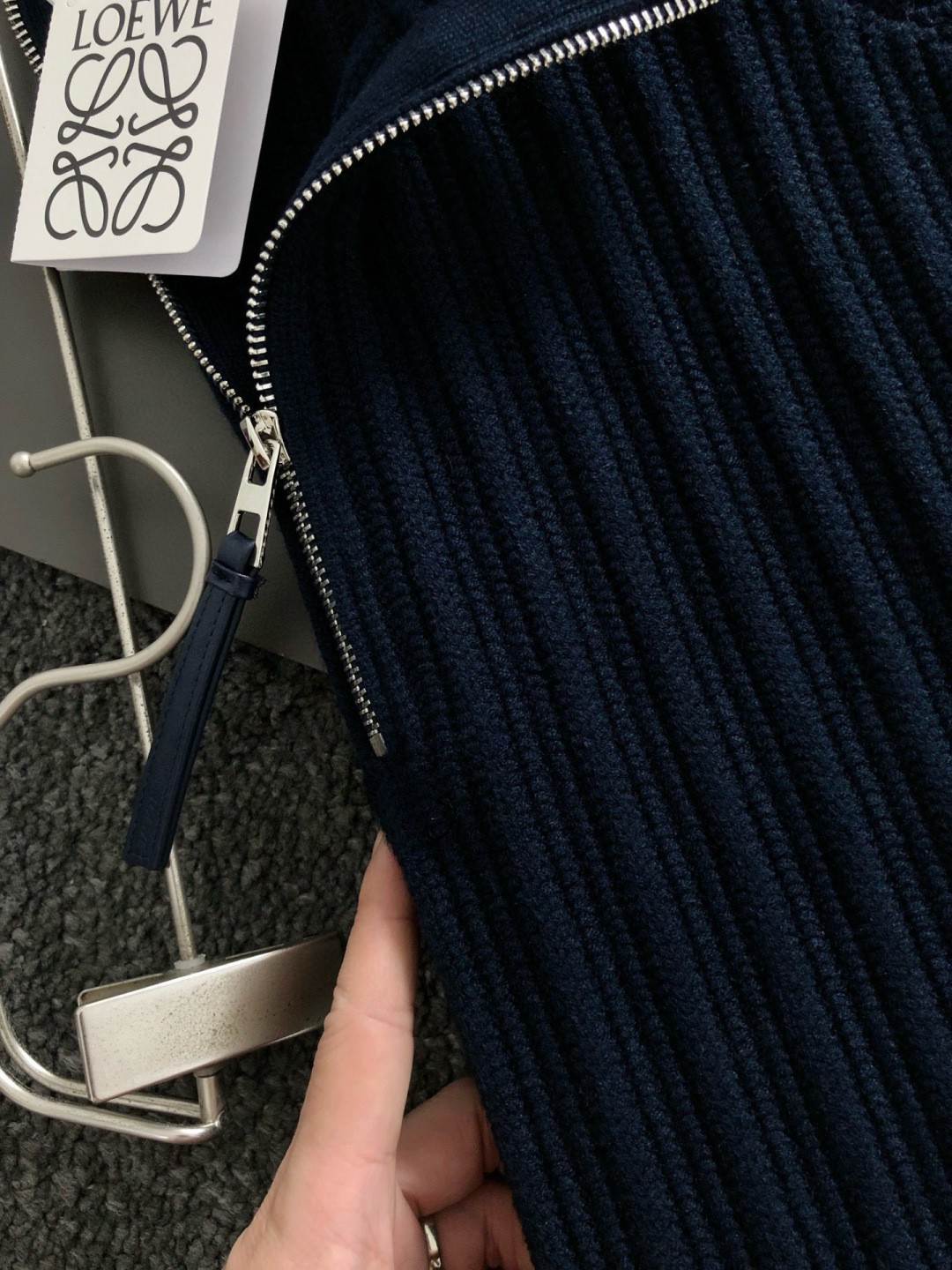 Low*合身版型M-XXXL2025秋冬新款蓝色粗针暗条纹拉链立领拉链羊毛衫，后幅皮牌融合精致工艺专柜面