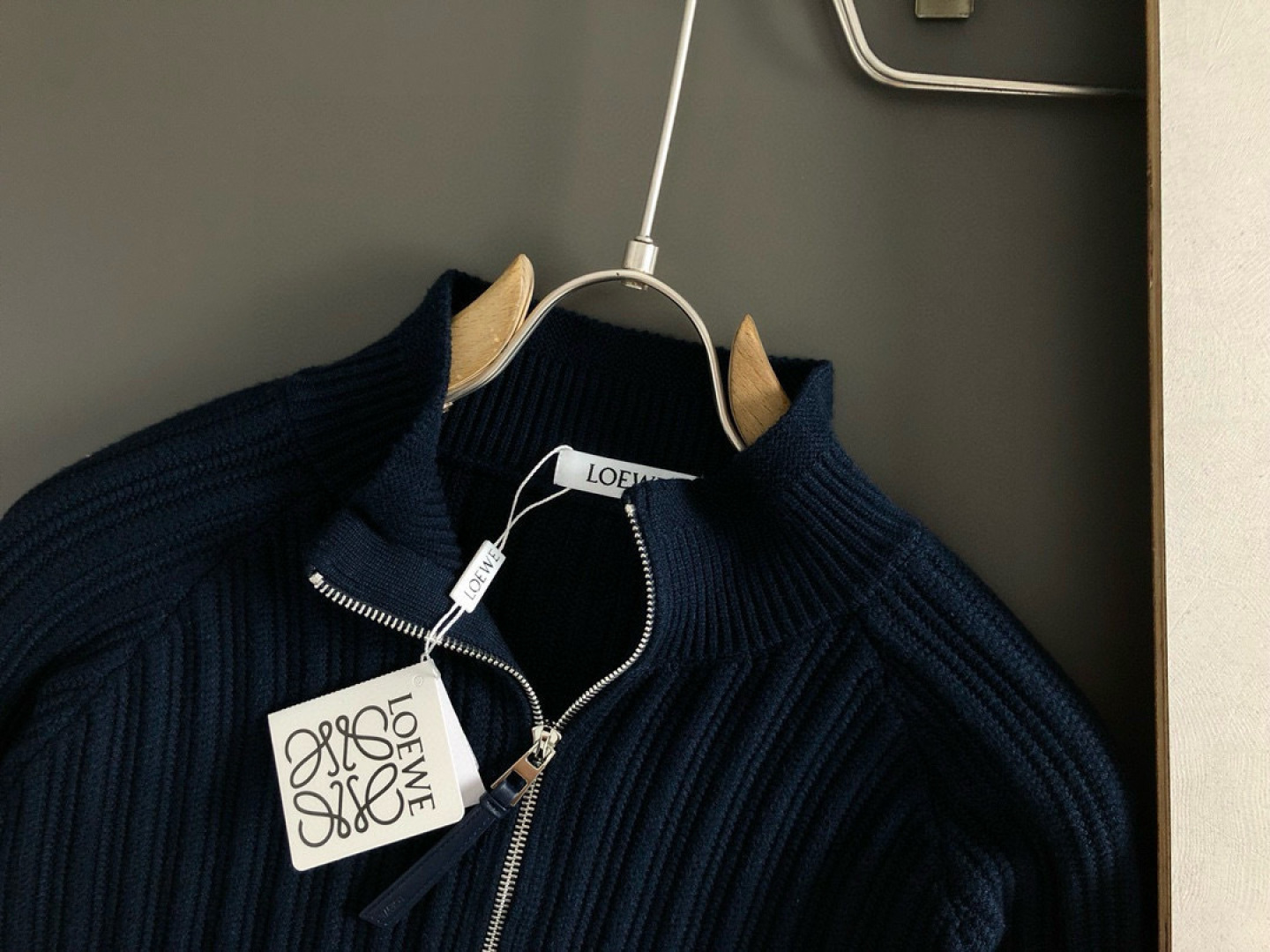 Low*合身版型M-XXXL2025秋冬新款蓝色粗针暗条纹拉链立领拉链羊毛衫，后幅皮牌融合精致工艺专柜面