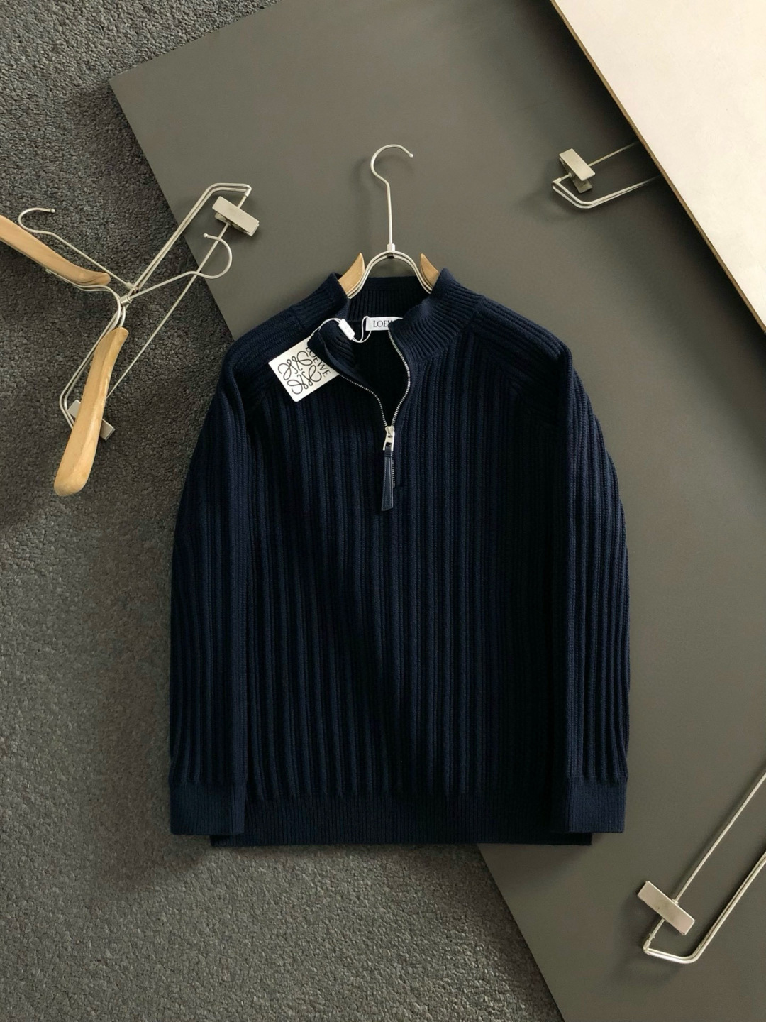 Low*合身版型M-XXXL2025秋冬新款蓝色粗针暗条纹拉链立领拉链羊毛衫，后幅皮牌融合精致工艺专柜面