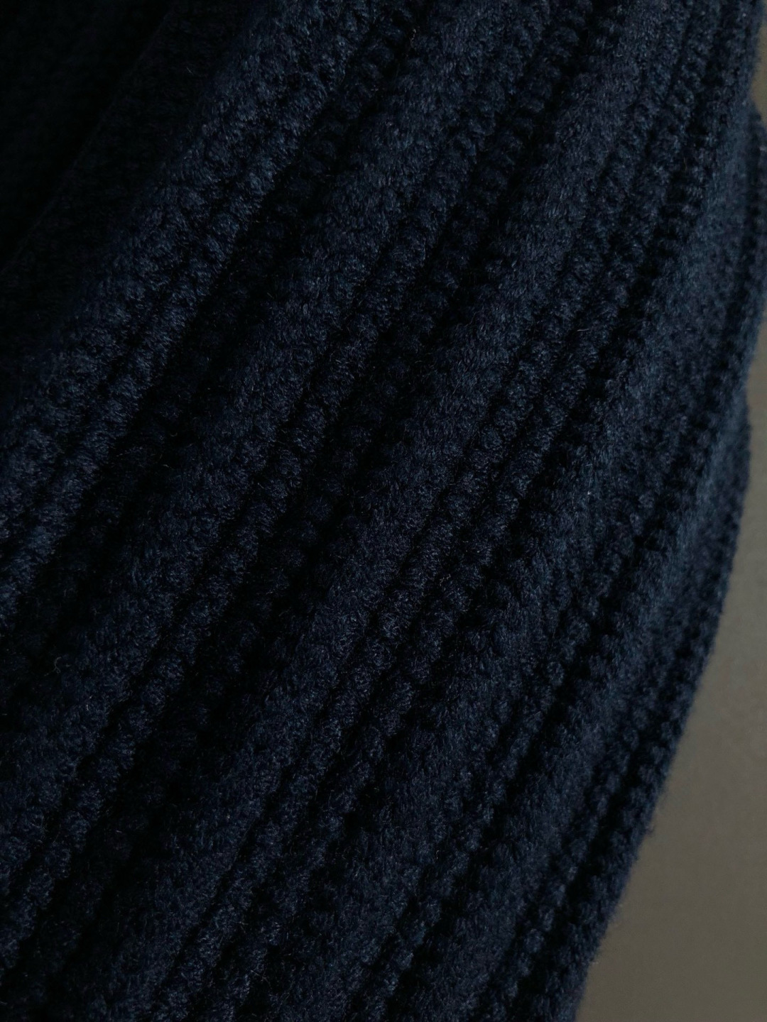 Low*合身版型M-XXXL2025秋冬新款蓝色粗针暗条纹拉链立领拉链羊毛衫，后幅皮牌融合精致工艺专柜面