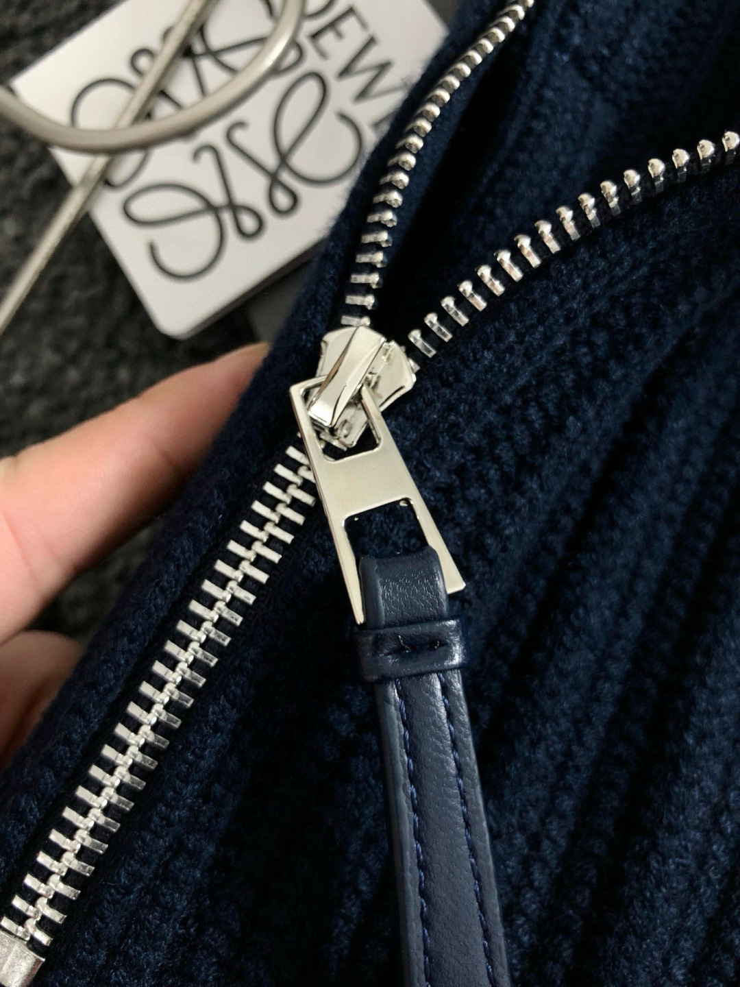 Low*合身版型M-XXXL2025秋冬新款蓝色粗针暗条纹拉链立领拉链羊毛衫，后幅皮牌融合精致工艺专柜面