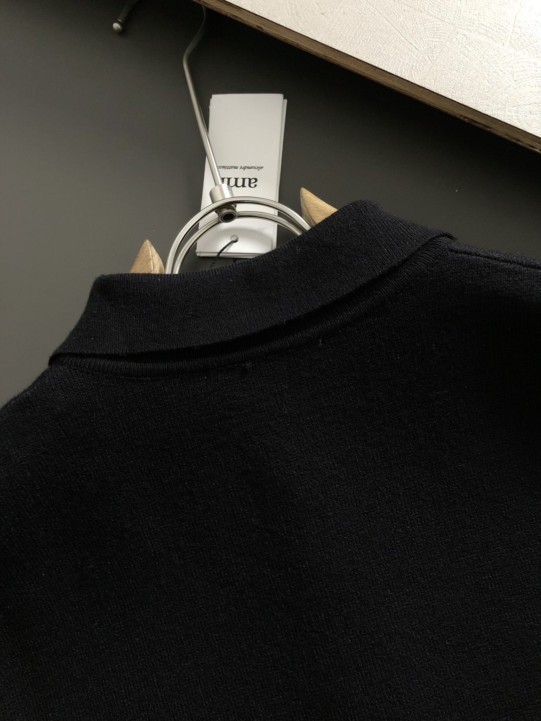 Ami*合身版型S-Xl2025秋冬潮牌针织套头衫，以红色爱心提花融合点缀为主调，打破传统针织衫的单调感