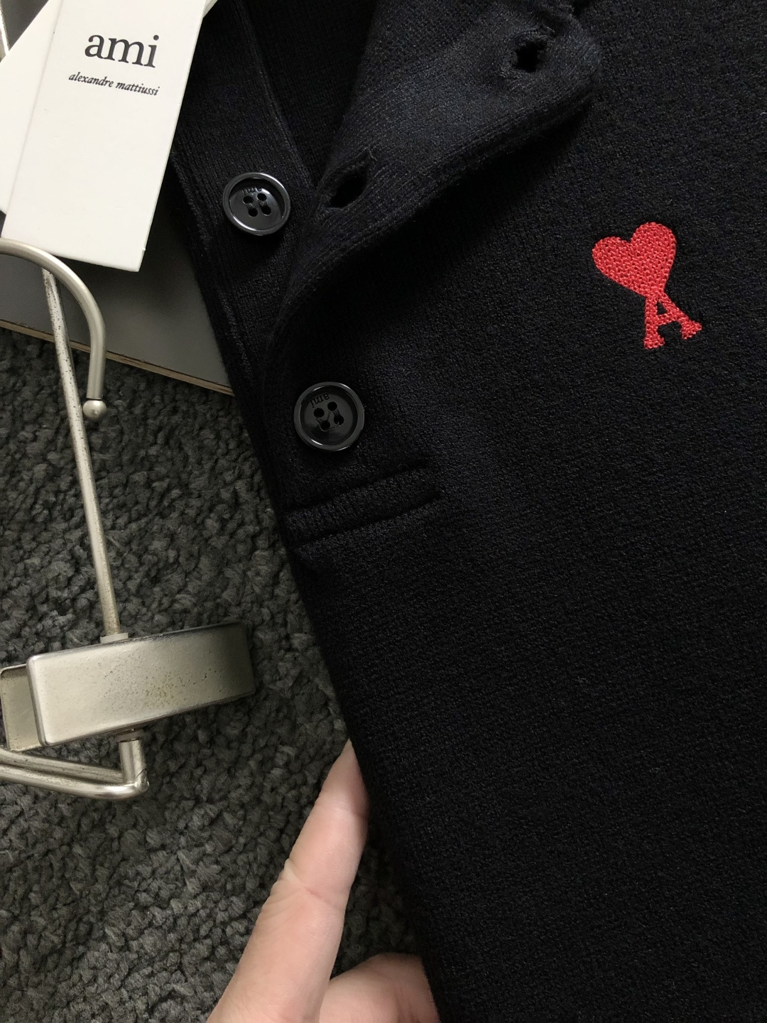 Ami*合身版型S-Xl2025秋冬潮牌针织套头衫，以红色爱心提花融合点缀为主调，打破传统针织衫的单调感