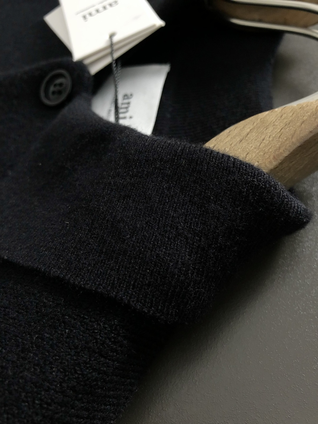 Ami*合身版型S-Xl2025秋冬潮牌针织套头衫，以红色爱心提花融合点缀为主调，打破传统针织衫的单调感