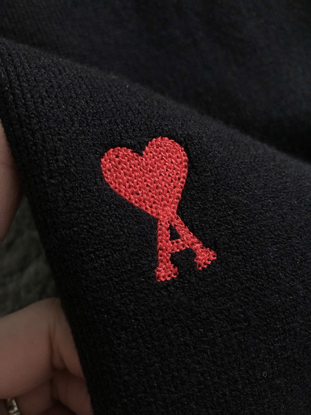 Ami*合身版型S-Xl2025秋冬潮牌针织套头衫，以红色爱心提花融合点缀为主调，打破传统针织衫的单调感