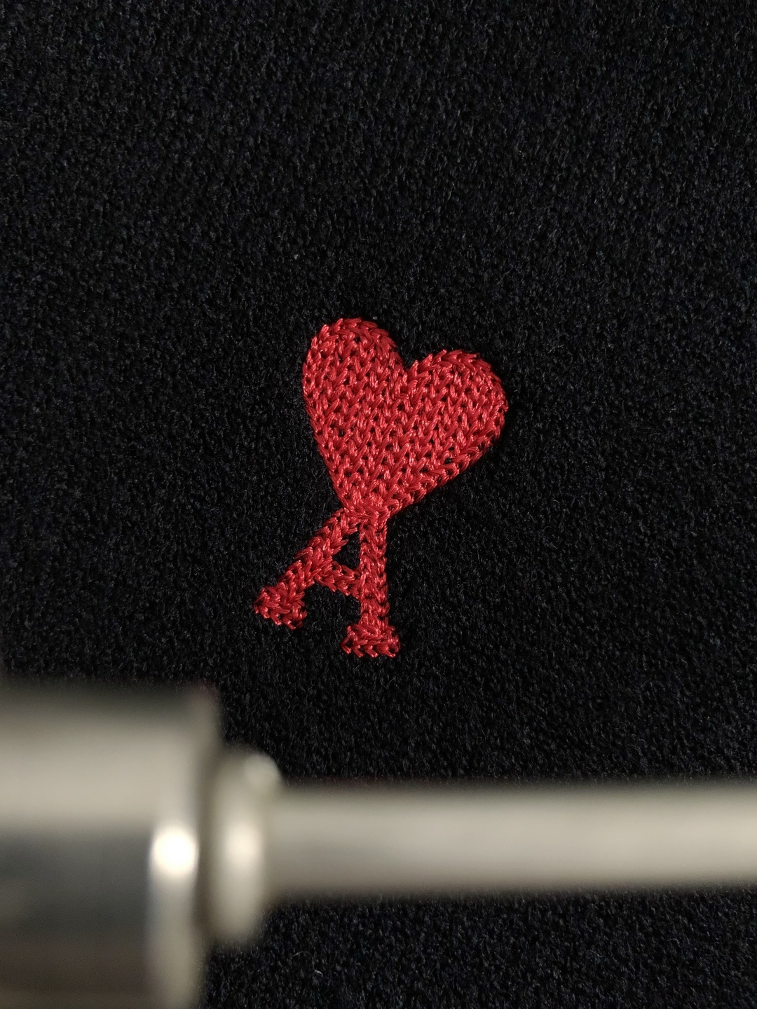 Ami*合身版型S-Xl2025秋冬潮牌针织套头衫，以红色爱心提花融合点缀为主调，打破传统针织衫的单调感