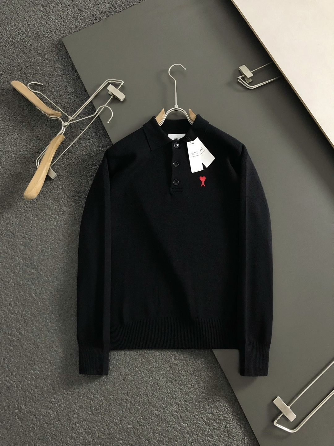 Ami*合身版型S-Xl2025秋冬潮牌针织套头衫，以红色爱心提花融合点缀为主调，打破传统针织衫的单调感