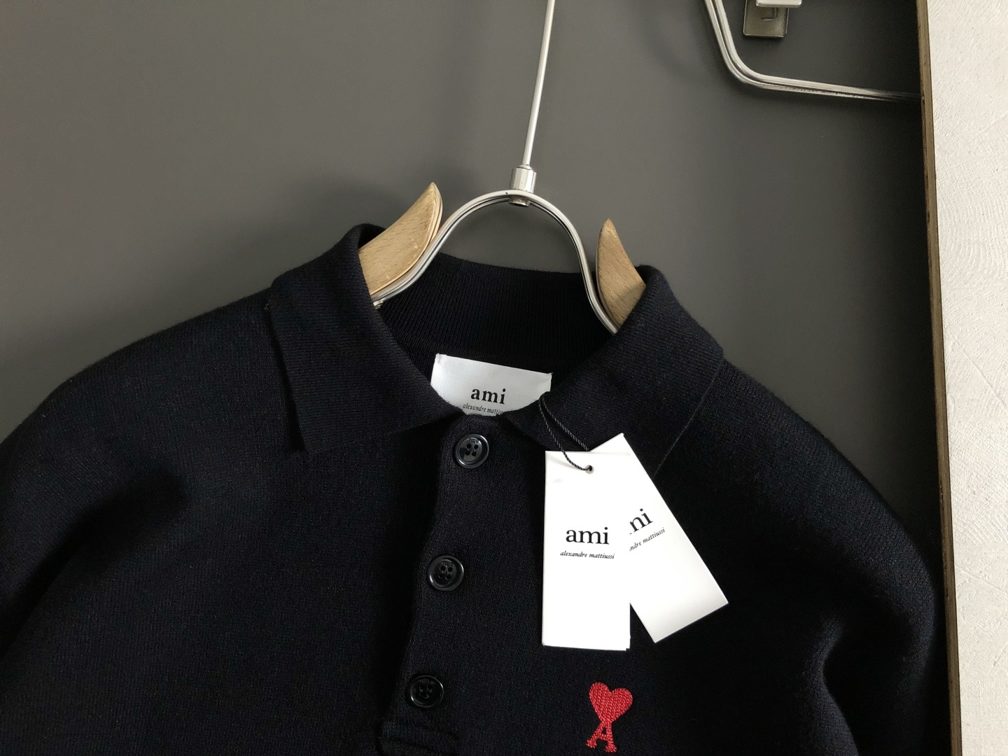 Ami*合身版型S-Xl2025秋冬潮牌针织套头衫，以红色爱心提花融合点缀为主调，打破传统针织衫的单调感