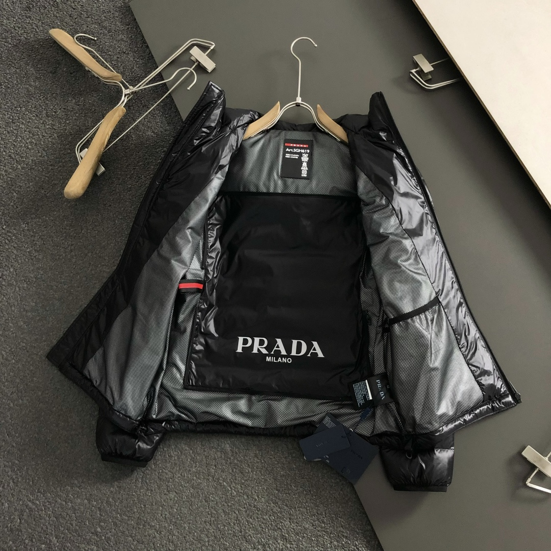 Prad*礼包版型48-562025秋冬90白鸭绒羽绒外套，以排骨冲绒发配金属三角标点缀为主调，融入内里