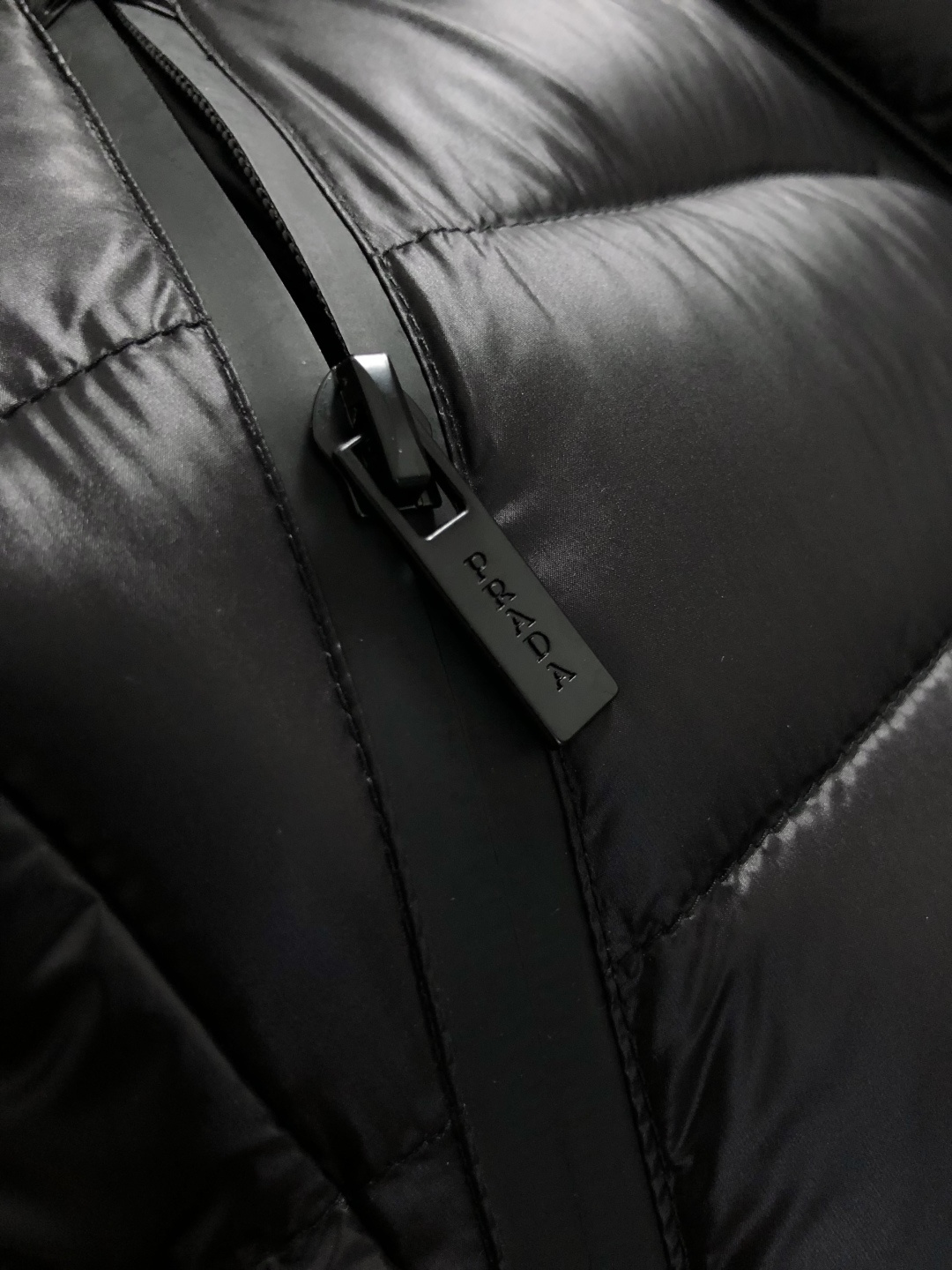 Prad*礼包版型48-562025秋冬90白鸭绒羽绒外套，以排骨冲绒发配金属三角标点缀为主调，融入内里